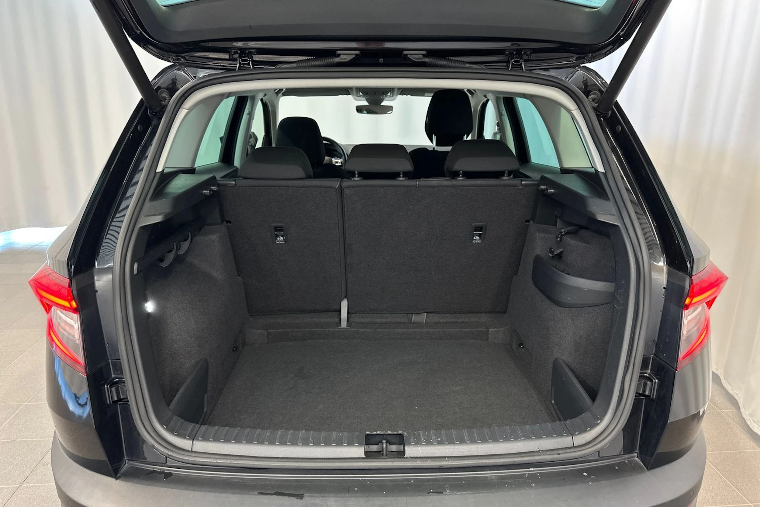 musta Skoda Karoq 2018 kuva 31.