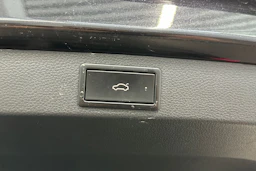 musta Skoda Karoq 2018 kuva 32.