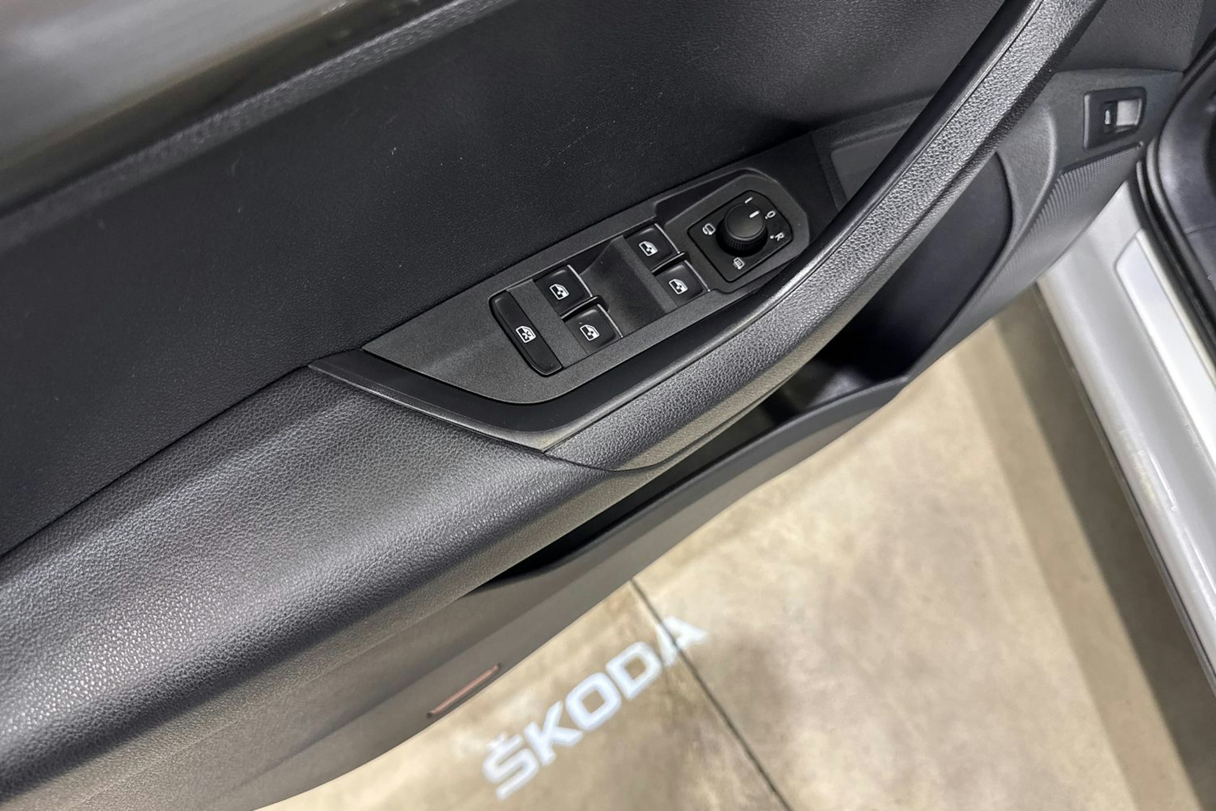 ruskea (beige) Skoda Karoq 2018 kuva 22.