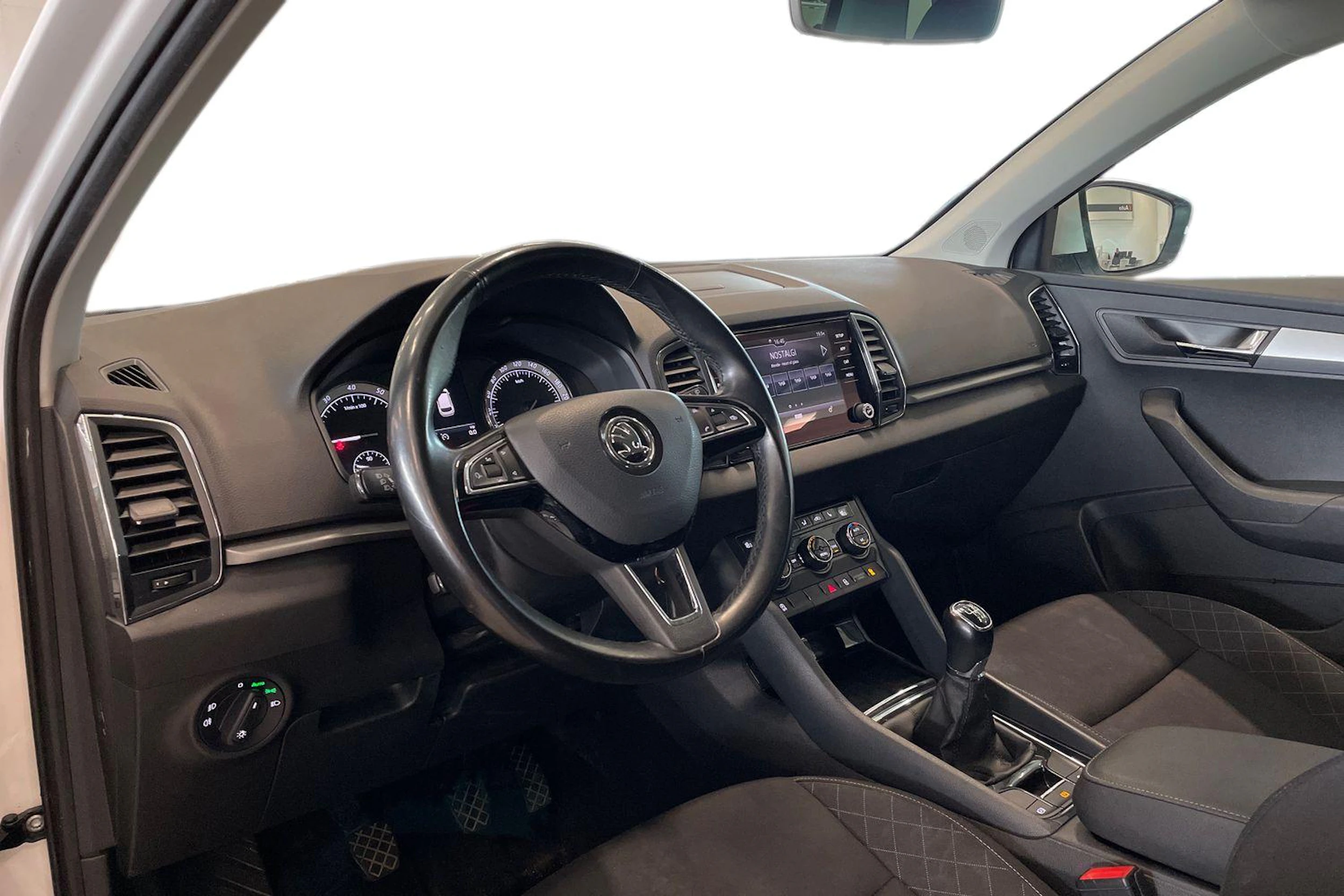 valkoinen Skoda Karoq 2018 kuva 6.