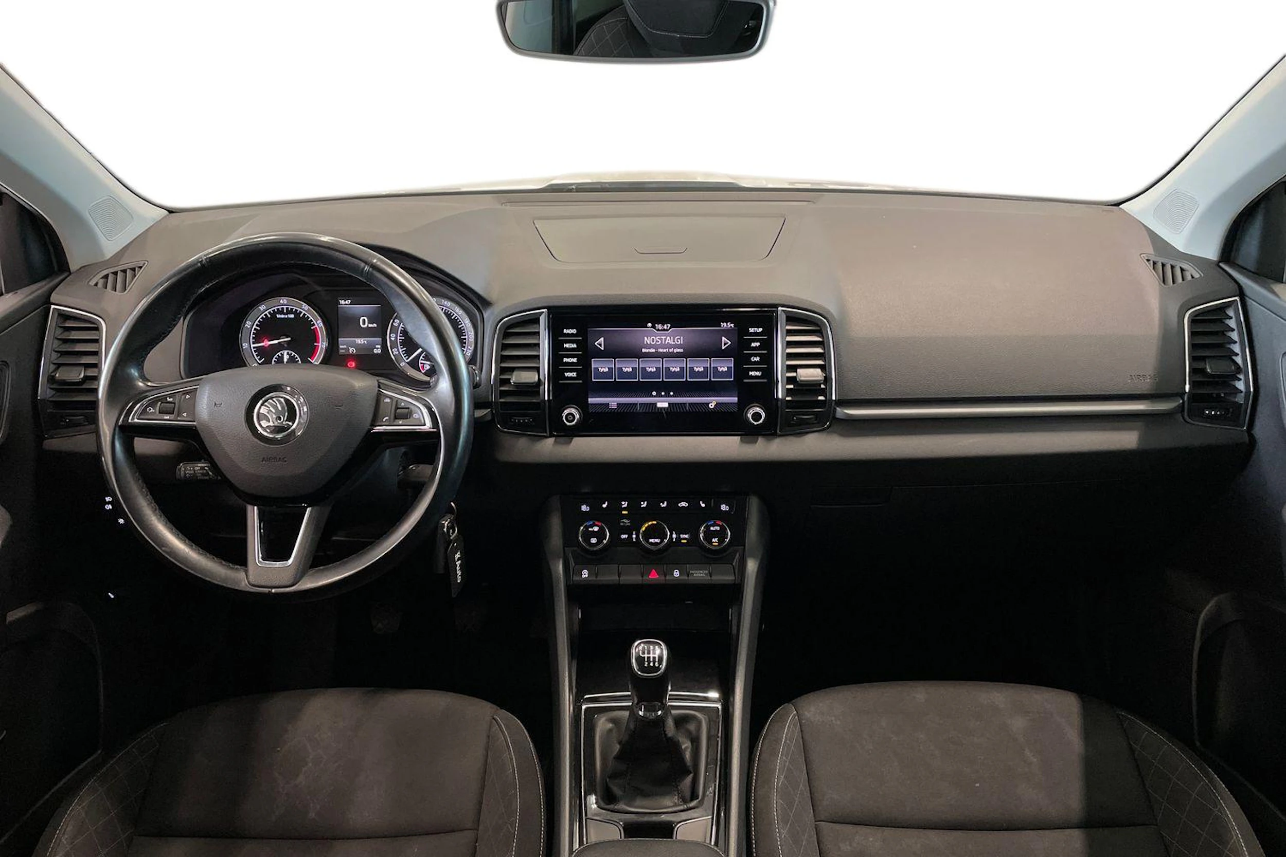 valkoinen Skoda Karoq 2018 kuva 7.