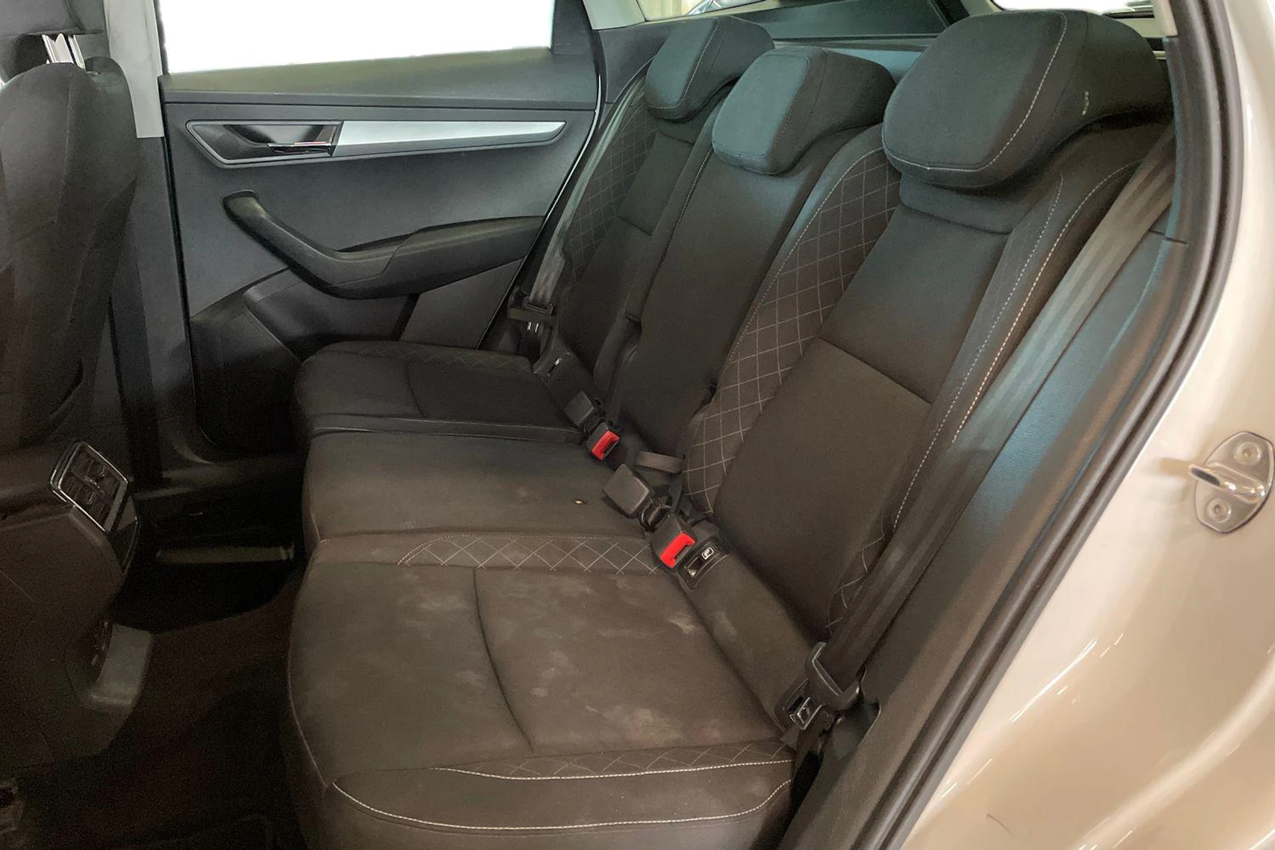 valkoinen Skoda Karoq 2018 kuva 8.