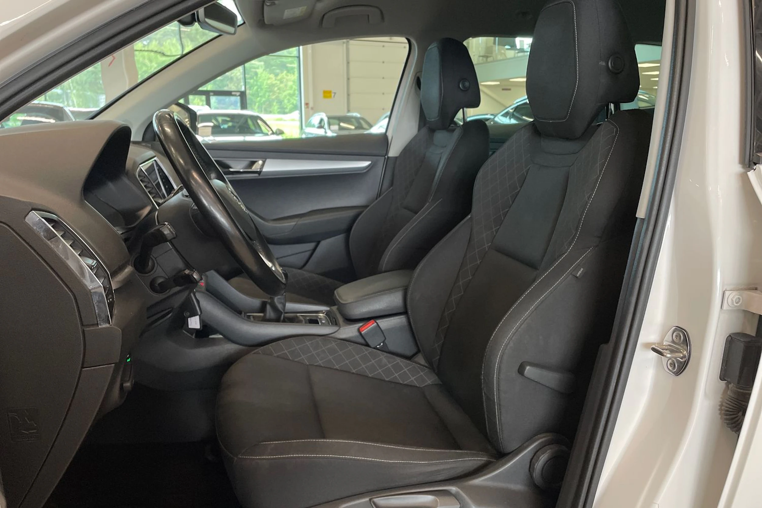 valkoinen Skoda Karoq 2018 kuva 11.