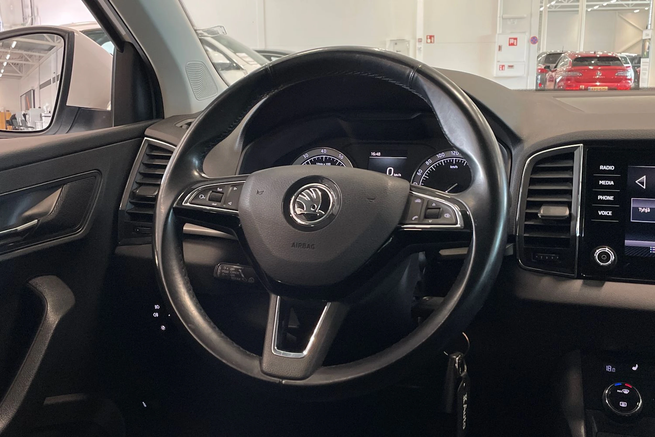 valkoinen Skoda Karoq 2018 kuva 12.