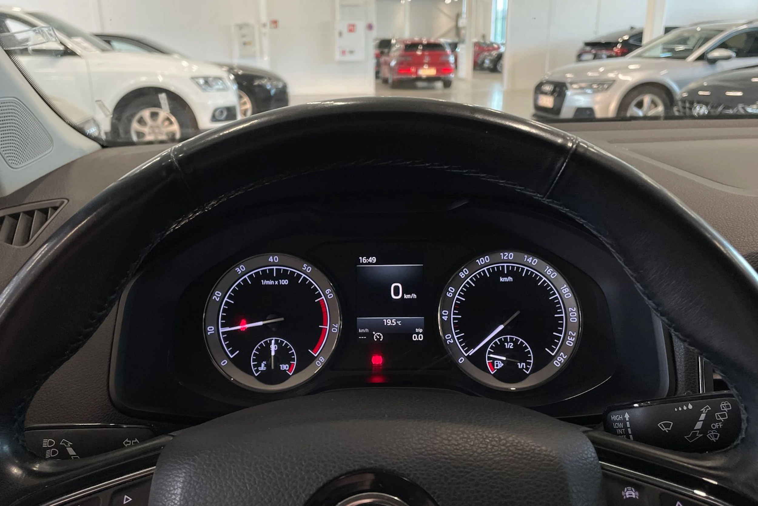 valkoinen Skoda Karoq 2018 kuva 13.