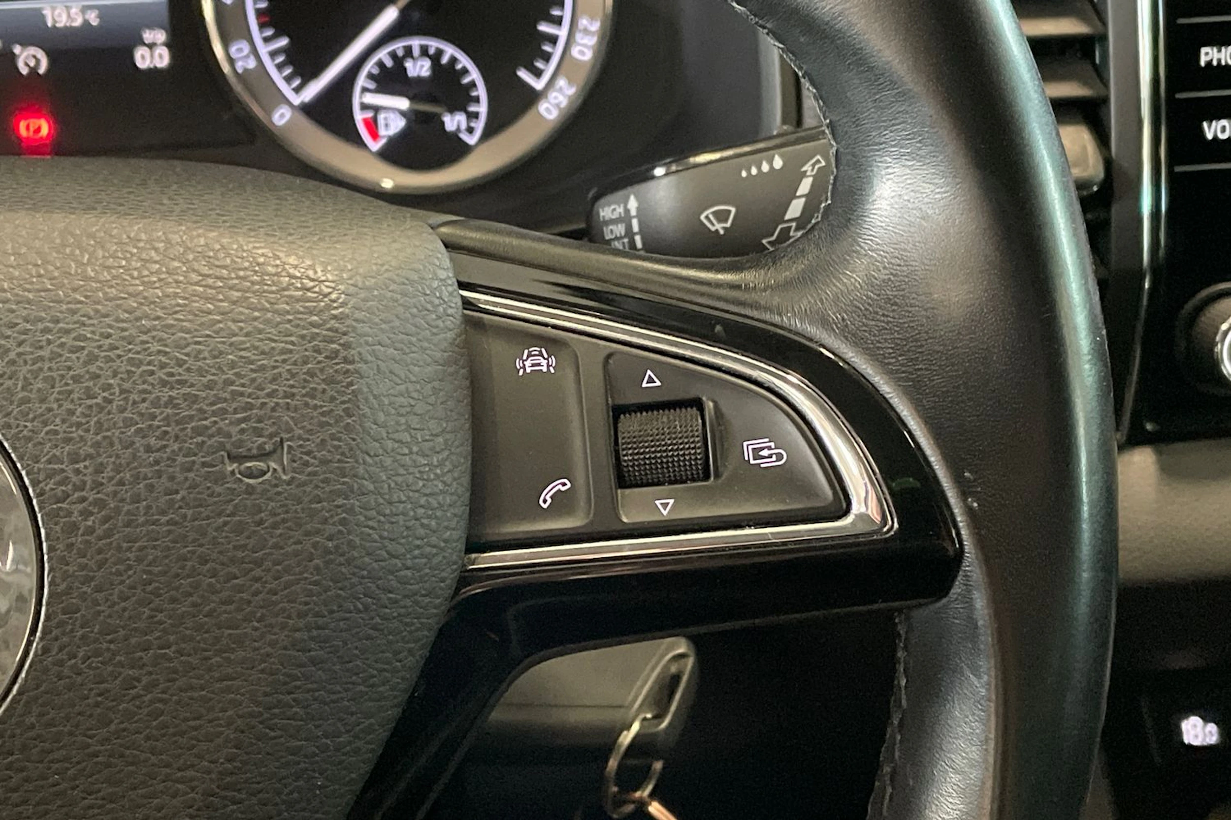 valkoinen Skoda Karoq 2018 kuva 14.