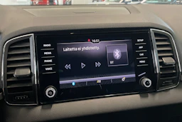 valkoinen Skoda Karoq 2018 kuva 18.