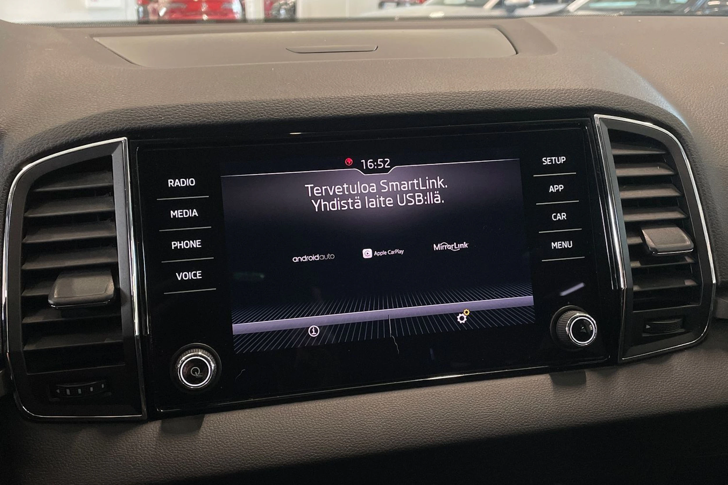 valkoinen Skoda Karoq 2018 kuva 19.