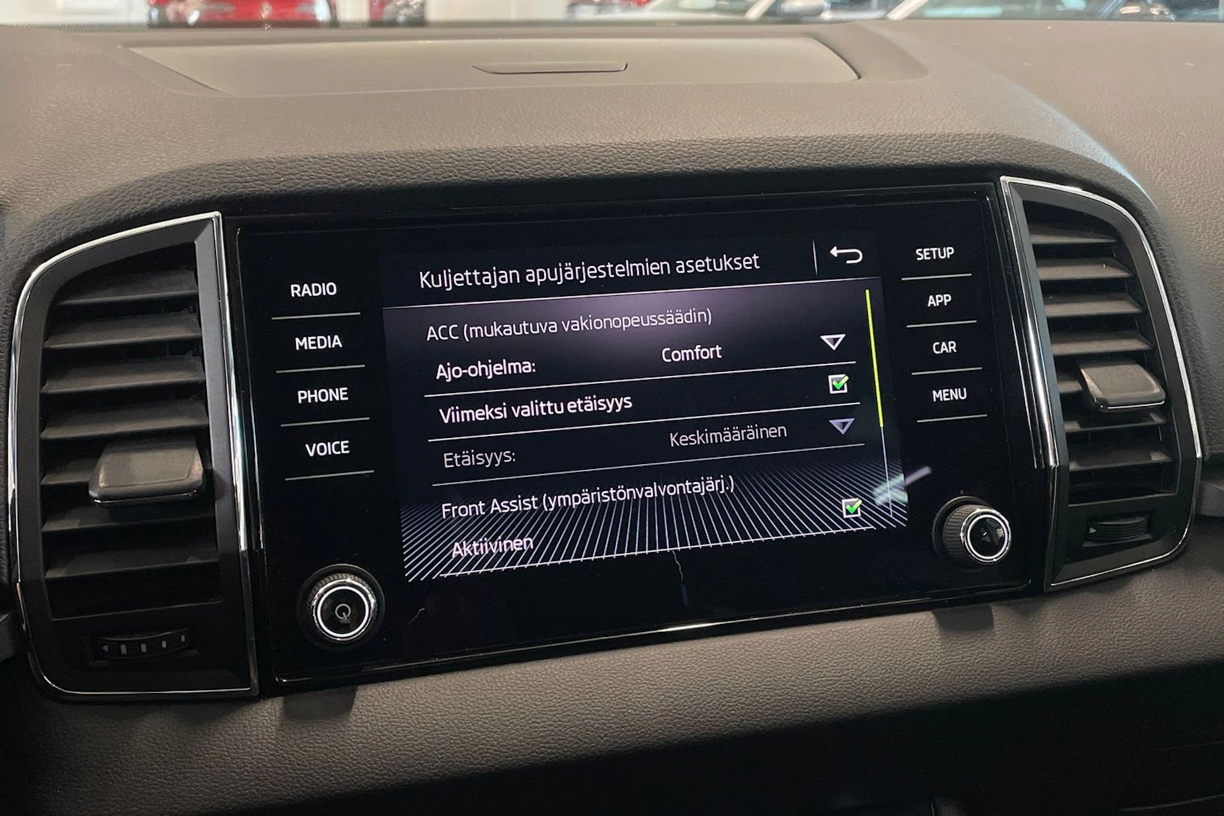 valkoinen Skoda Karoq 2018 kuva 20.