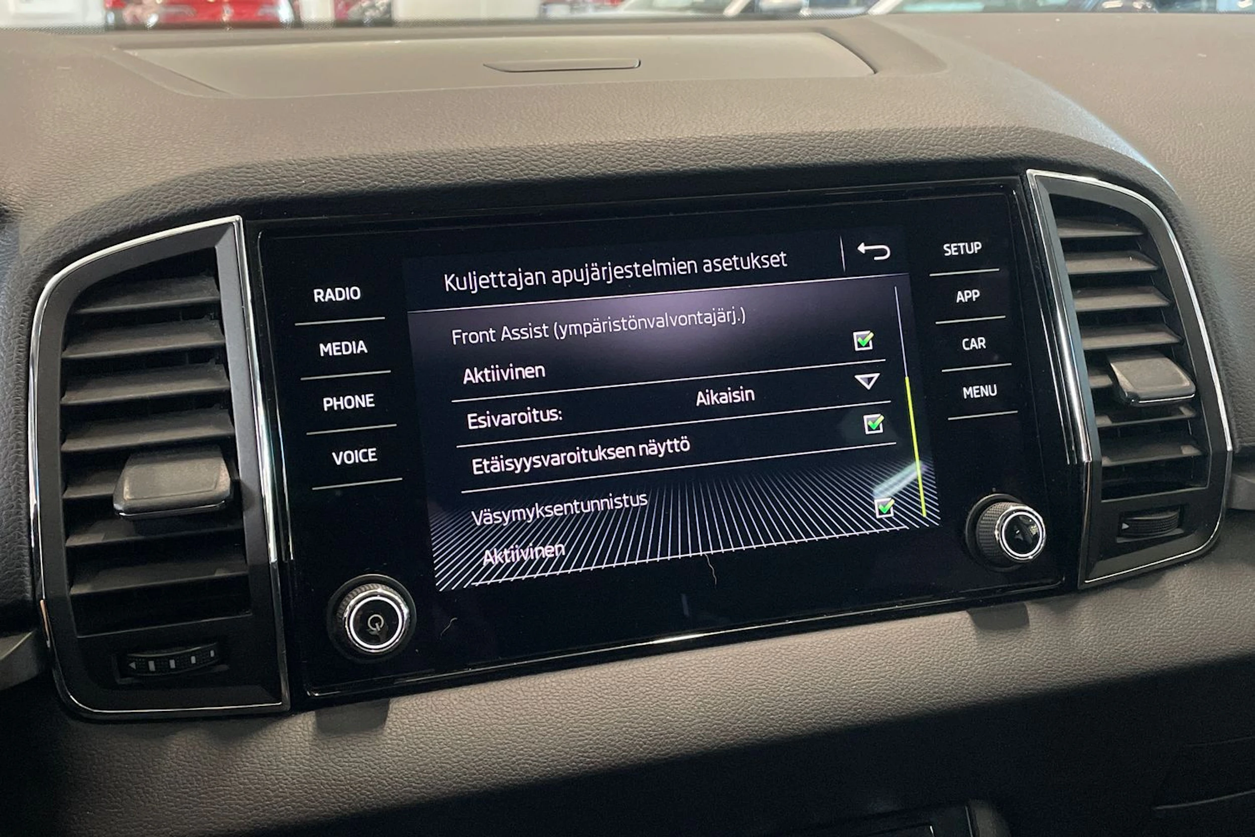valkoinen Skoda Karoq 2018 kuva 21.