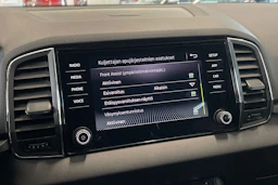 valkoinen Skoda Karoq 2018 kuva 21.