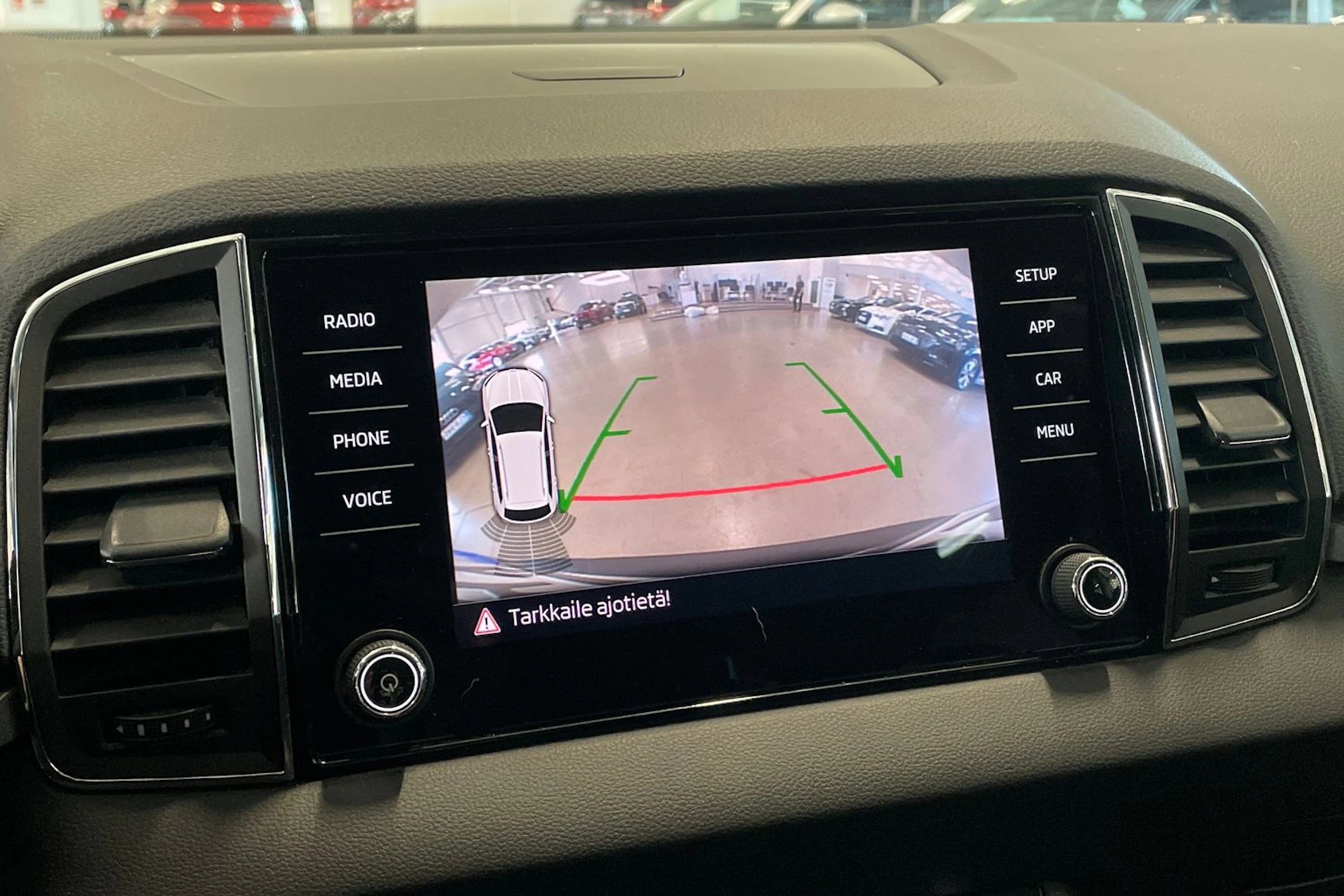 valkoinen Skoda Karoq 2018 kuva 22.