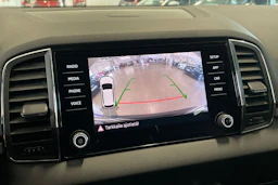 valkoinen Skoda Karoq 2018 kuva 22.