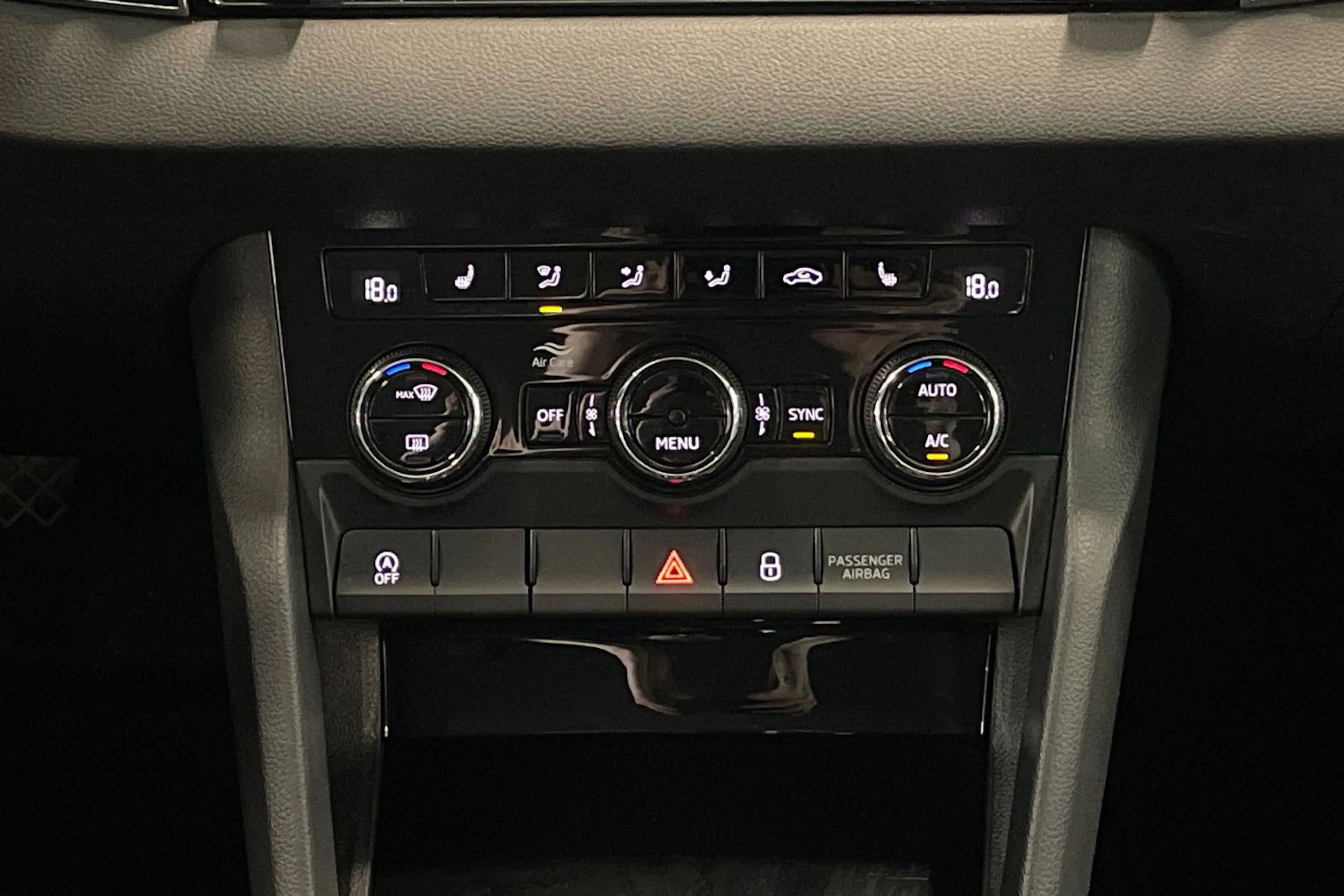valkoinen Skoda Karoq 2018 kuva 23.
