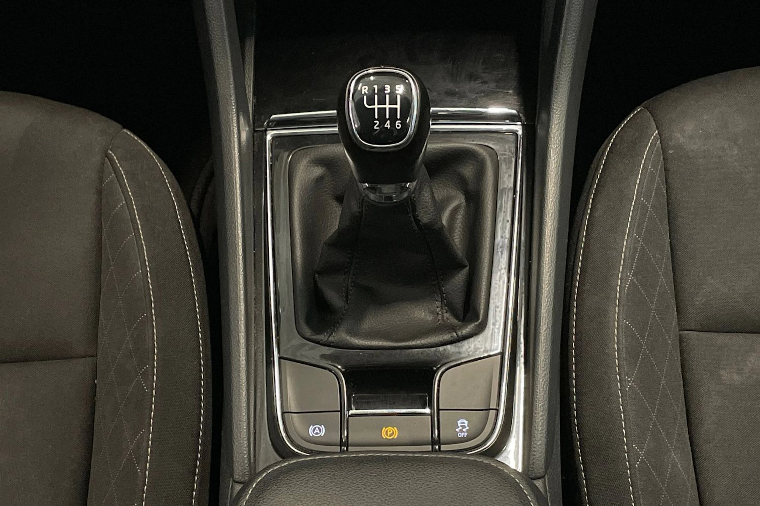 valkoinen Skoda Karoq 2018 kuva 24.