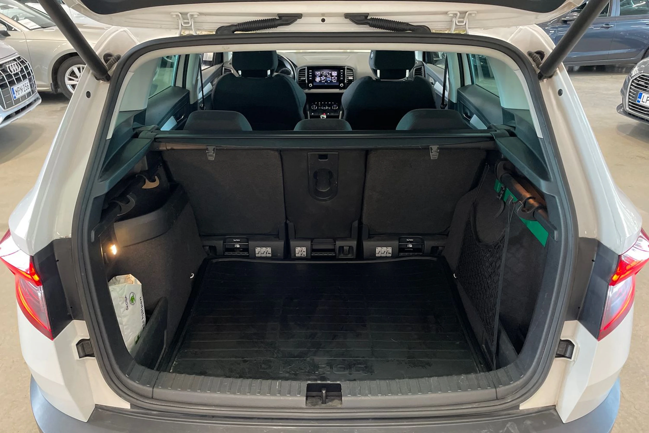 valkoinen Skoda Karoq 2018 kuva 27.