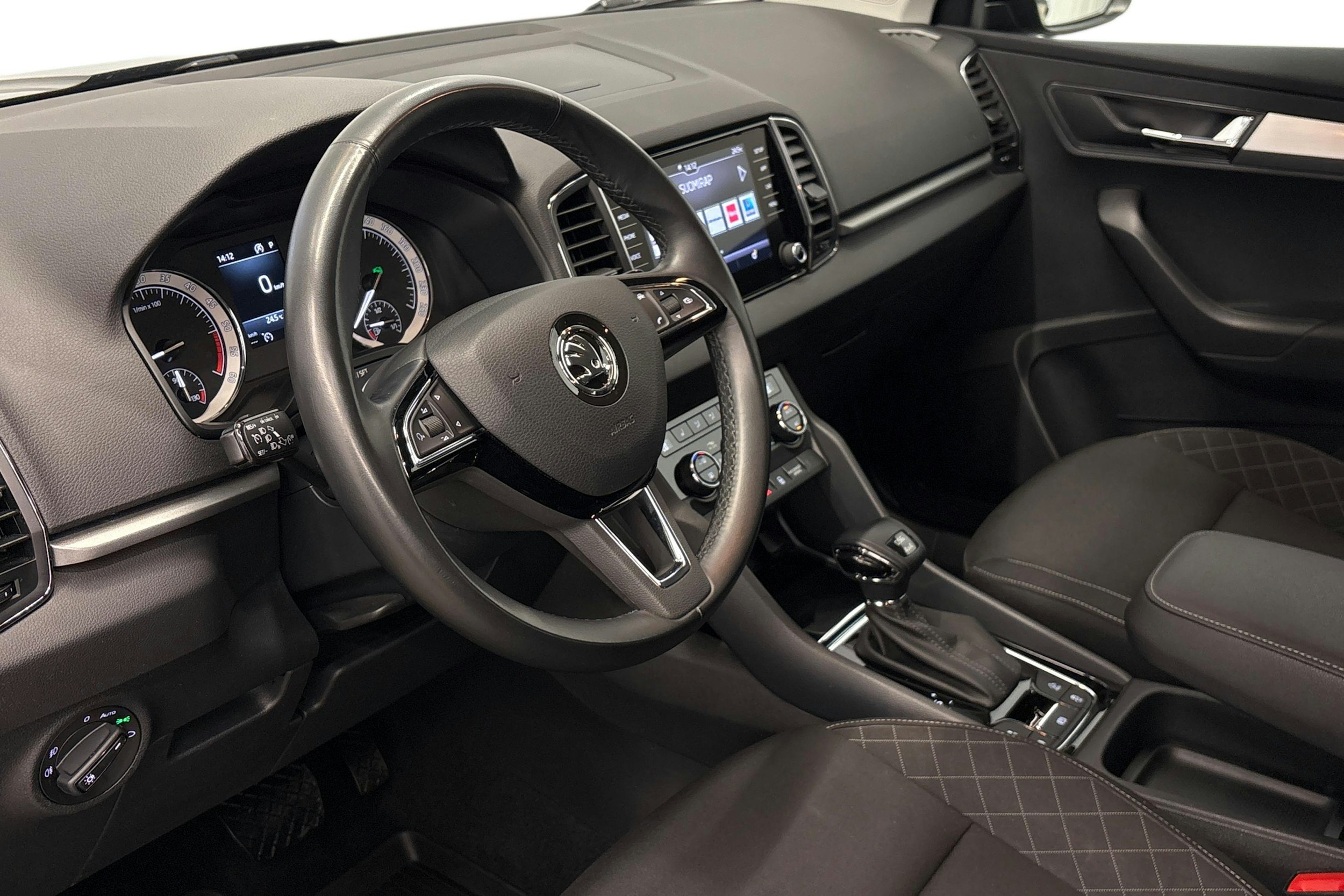 musta Skoda Karoq 2018 kuva 7.