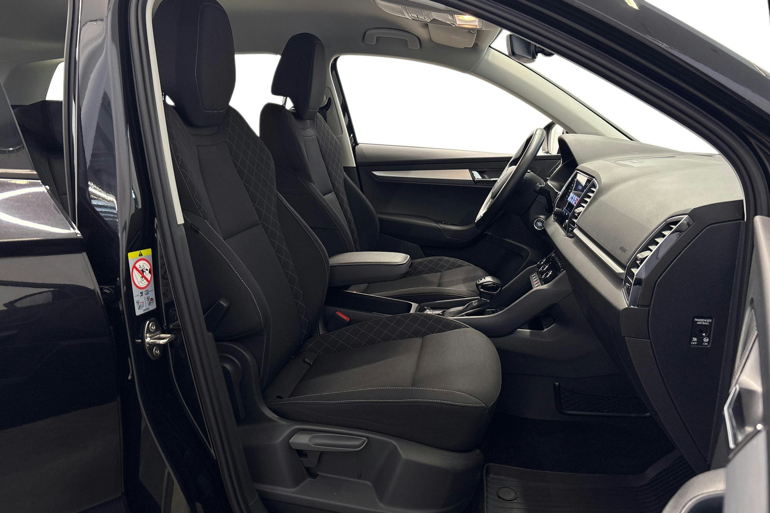 musta Skoda Karoq 2018 kuva 10.
