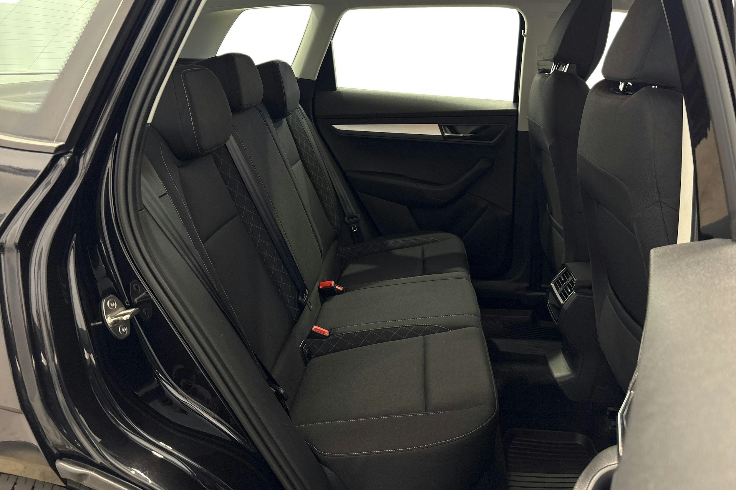 musta Skoda Karoq 2018 kuva 11.