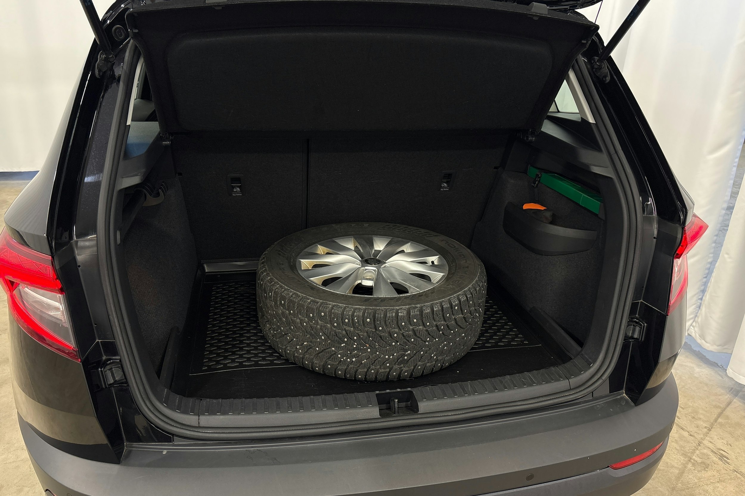 musta Skoda Karoq 2018 kuva 13.