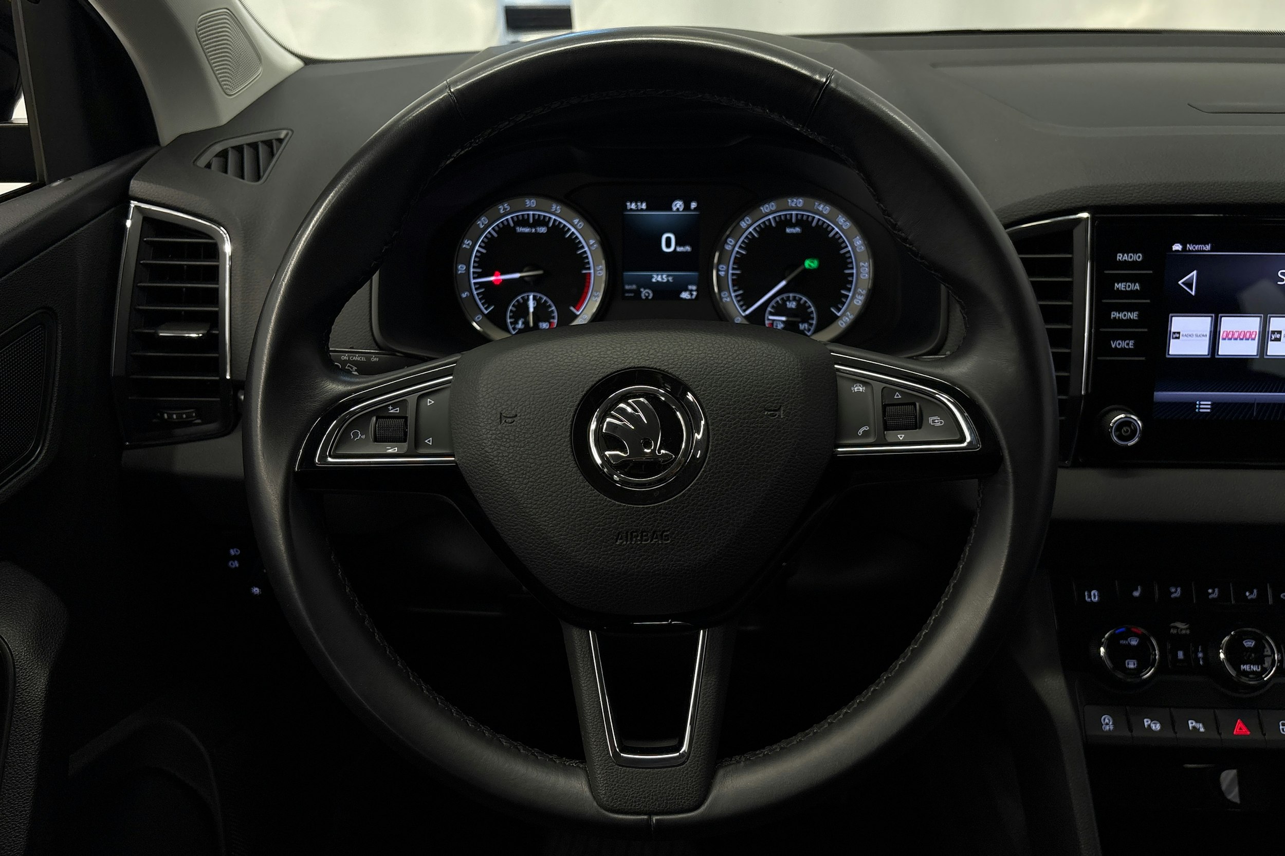 musta Skoda Karoq 2018 kuva 14.