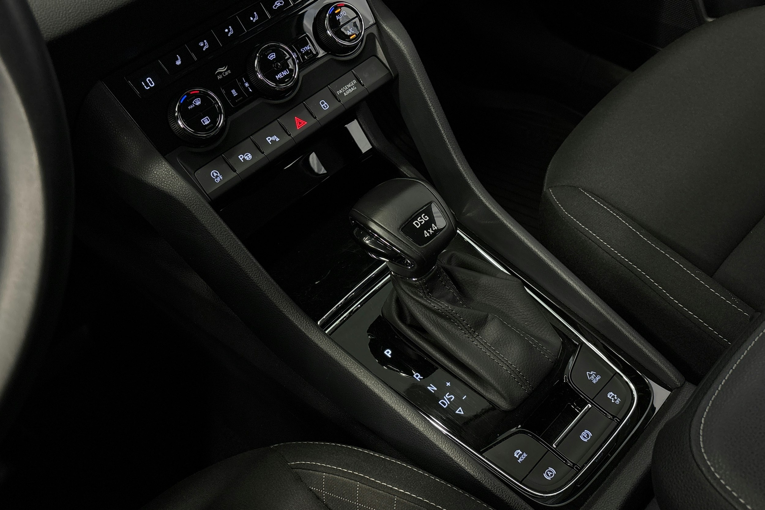 musta Skoda Karoq 2018 kuva 16.