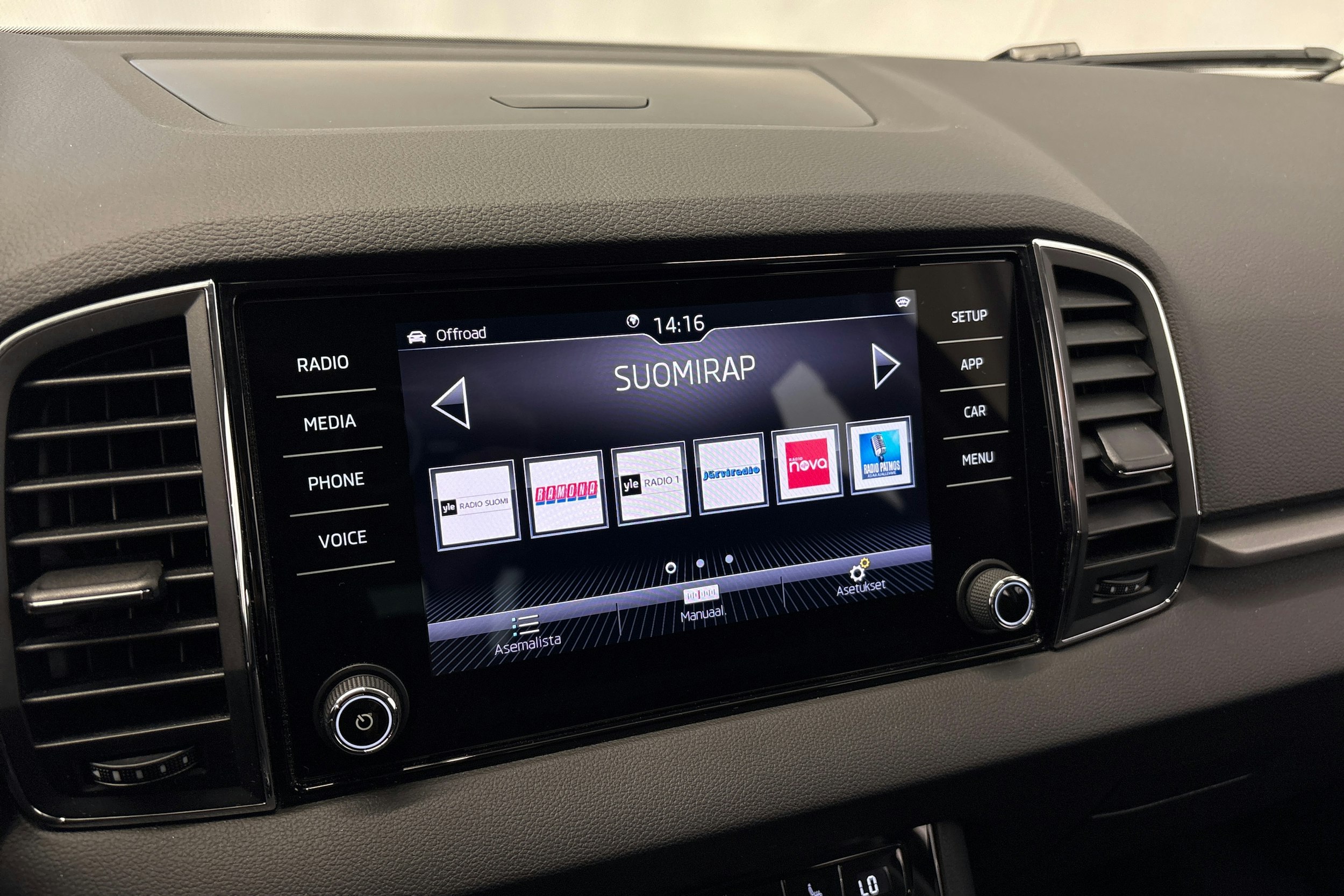 musta Skoda Karoq 2018 kuva 23.