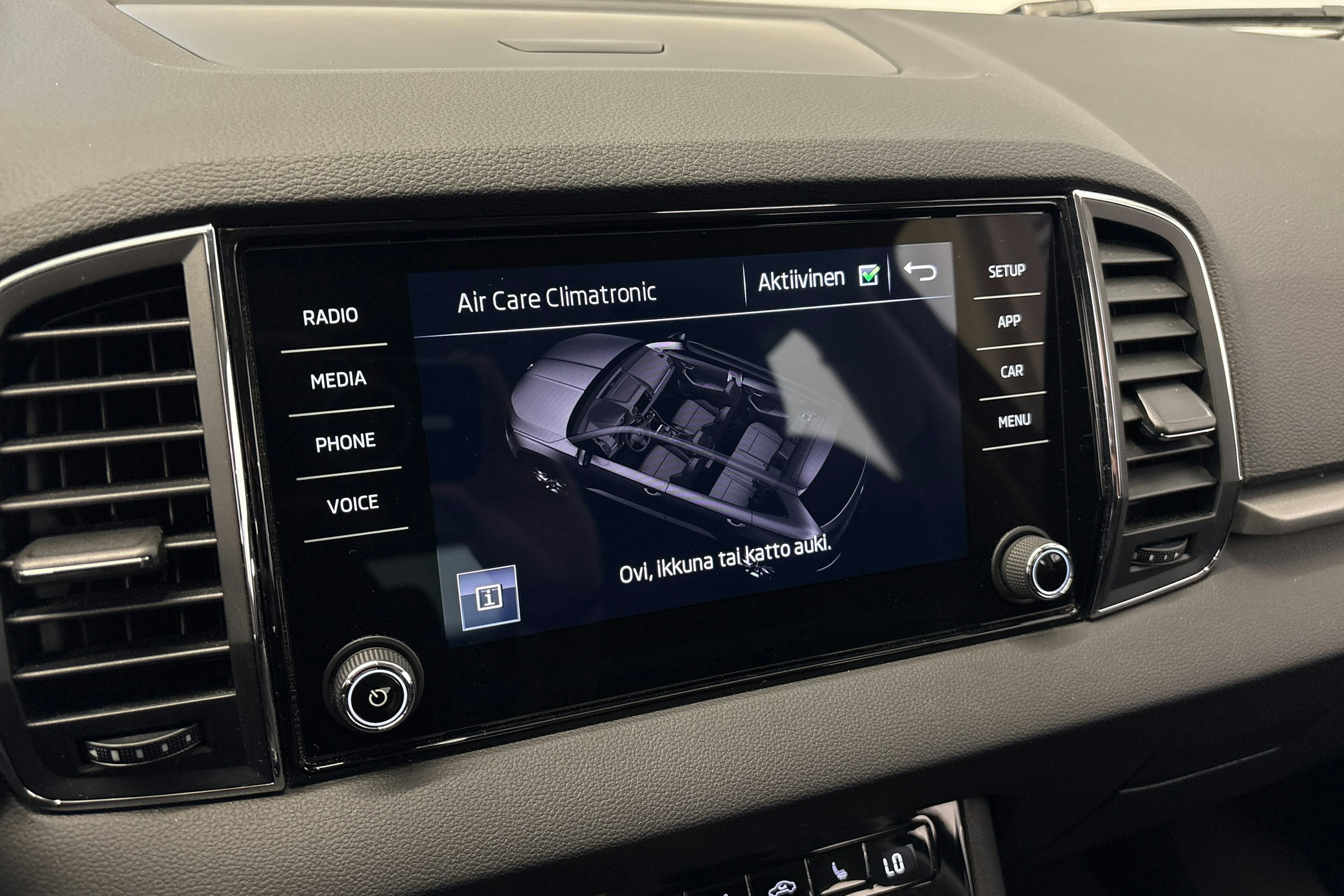 musta Skoda Karoq 2018 kuva 25.