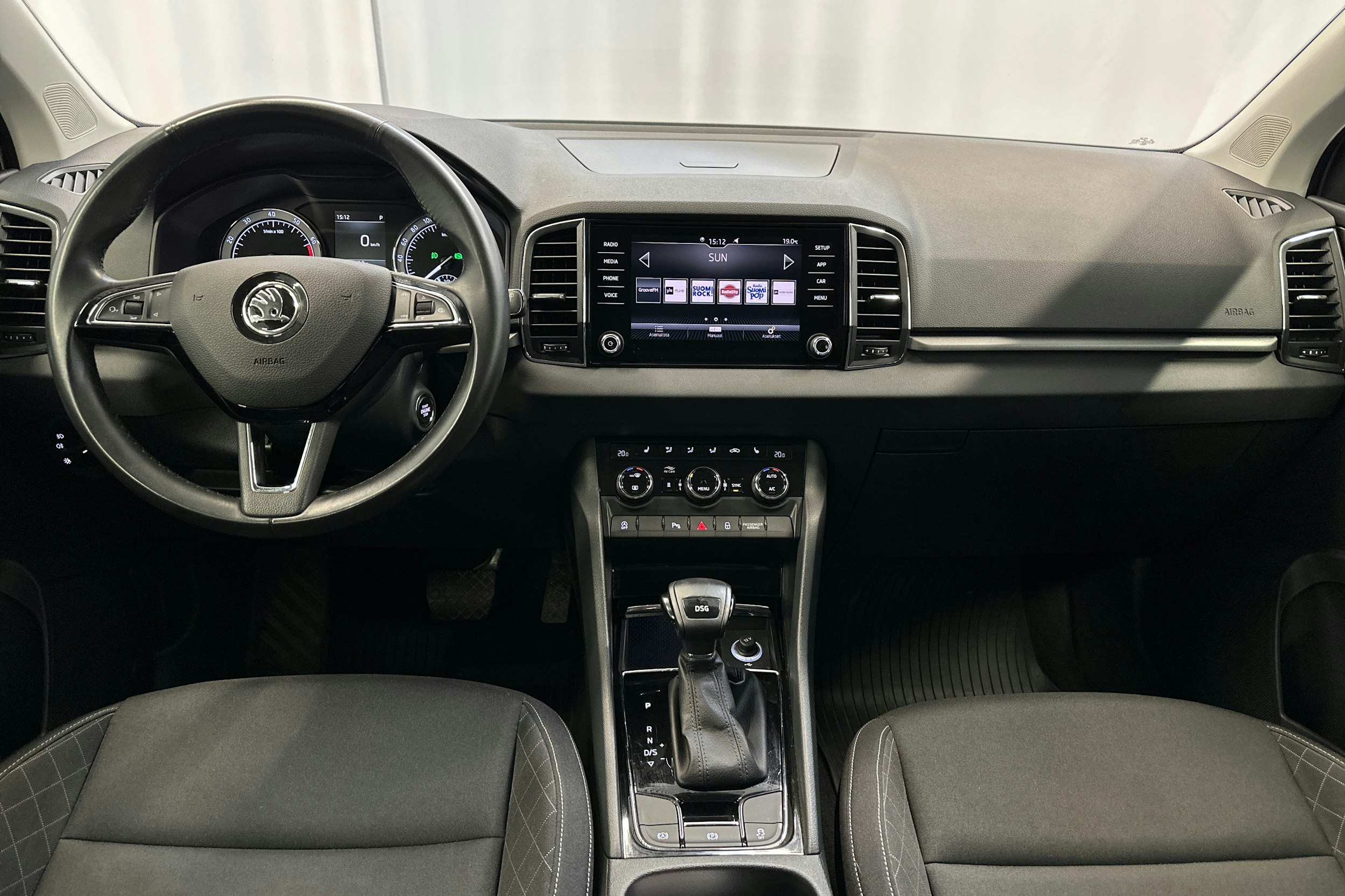 Valkoinen Skoda KAROQ 2019 kuva 7.