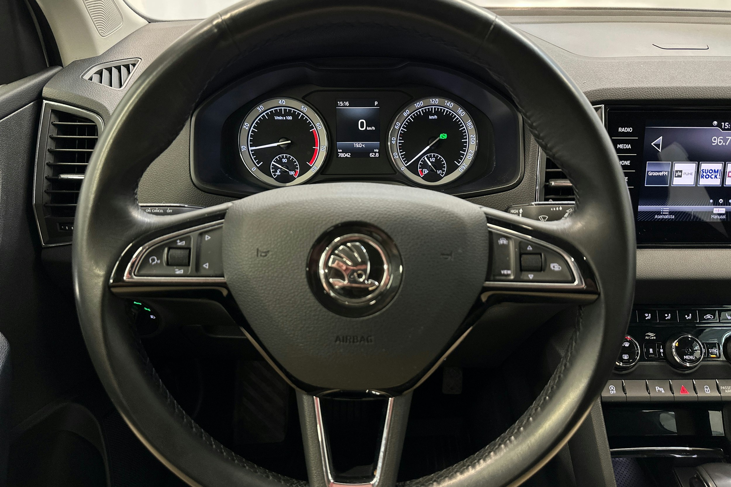 Valkoinen Skoda KAROQ 2019 kuva 14.