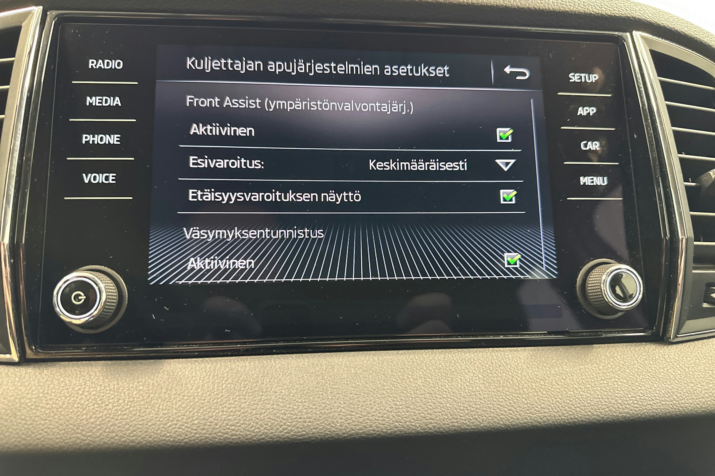 Valkoinen Skoda KAROQ 2019 kuva 19.