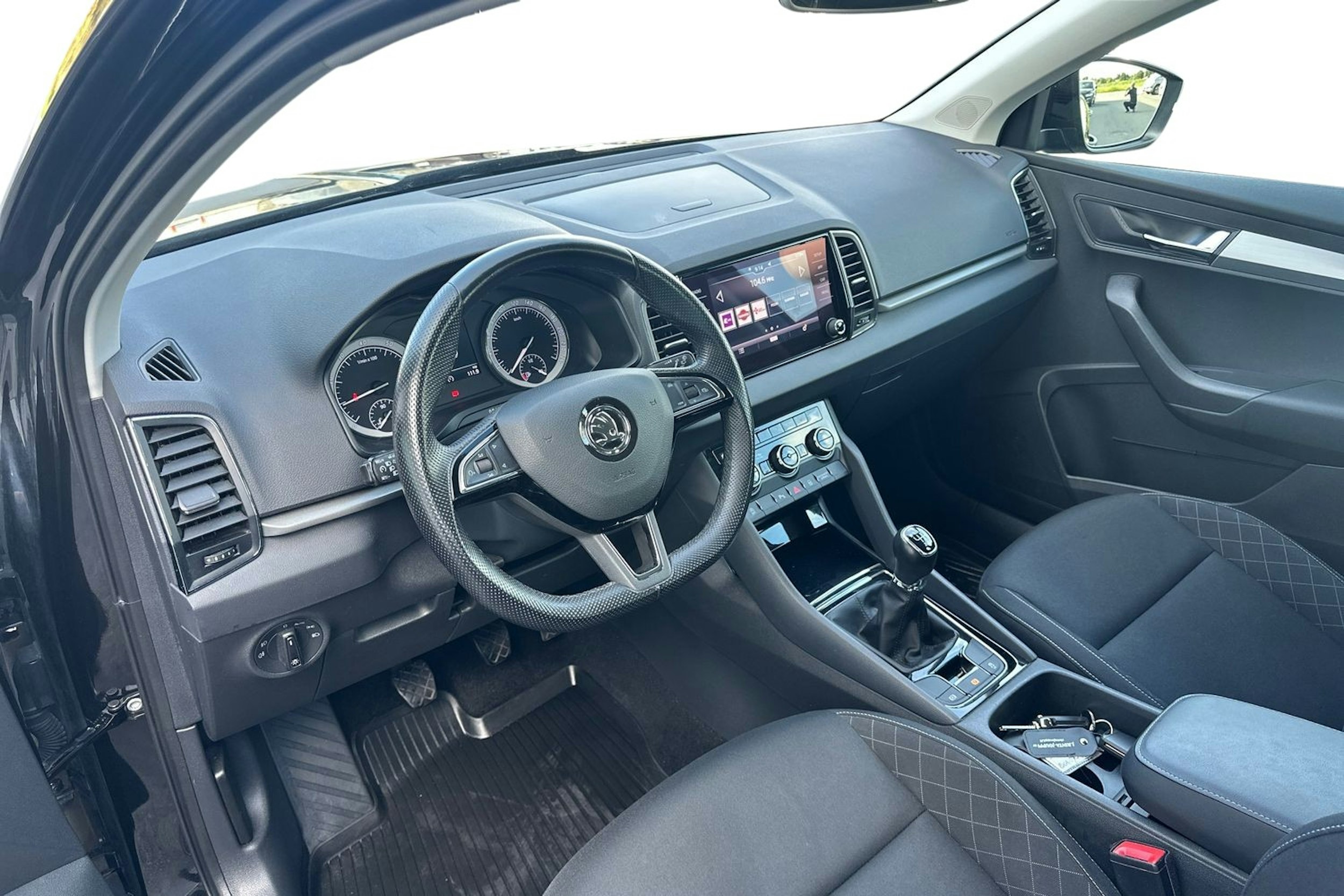 musta Skoda Karoq 2019 kuva 7.