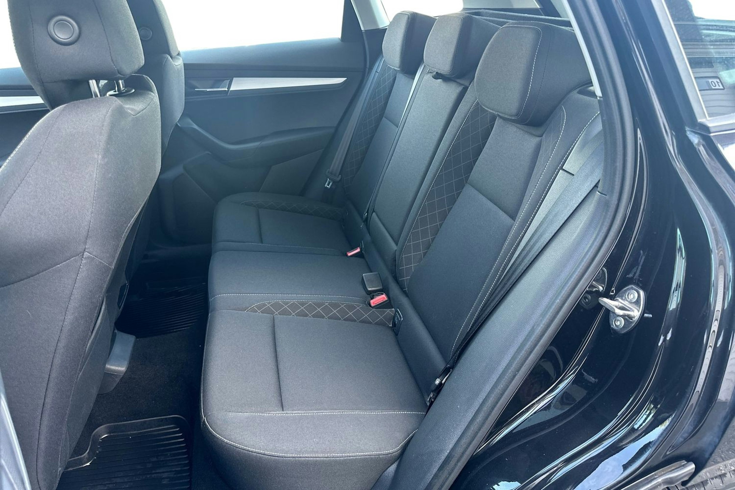 musta Skoda Karoq 2019 kuva 10.
