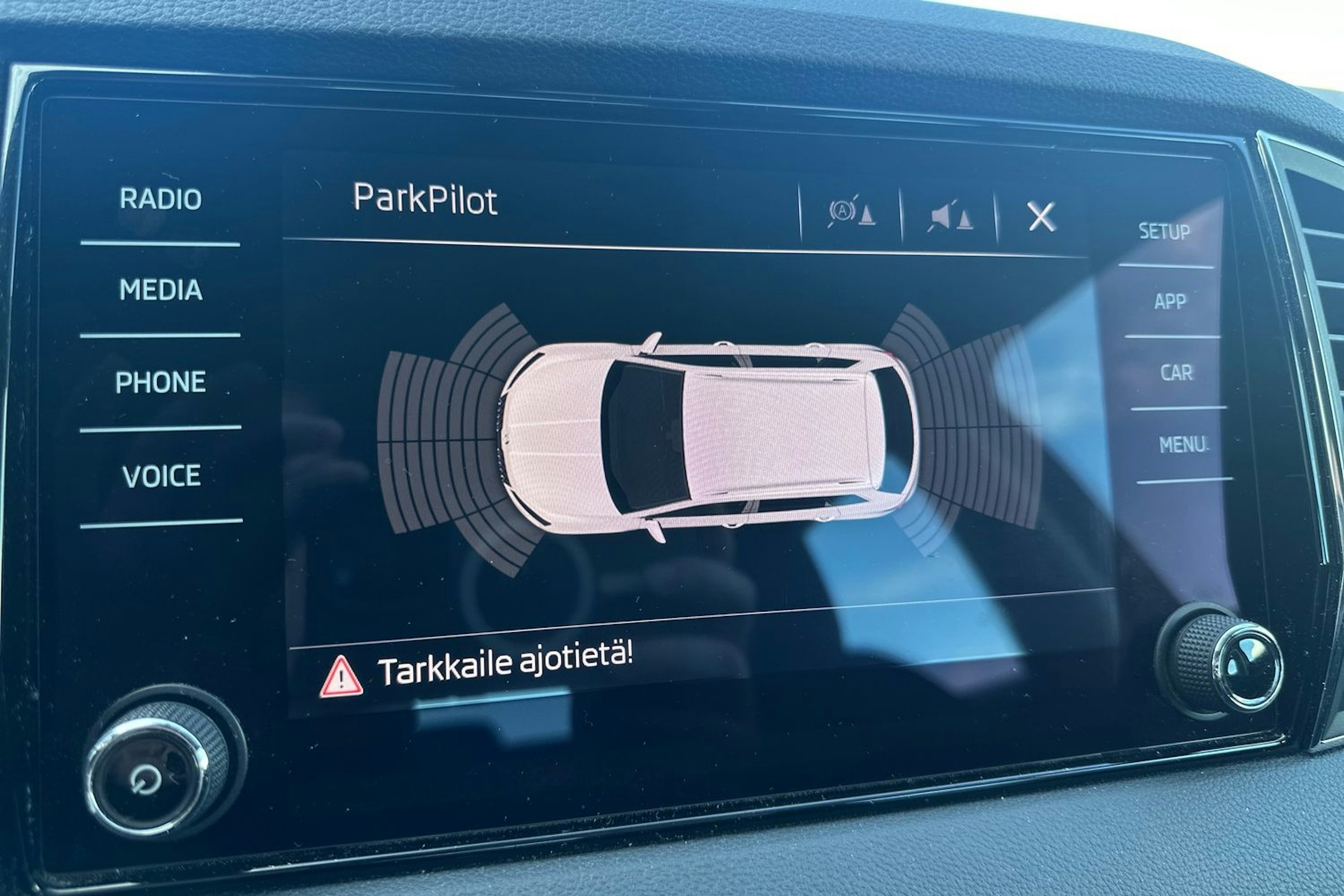 musta Skoda Karoq 2019 kuva 18.