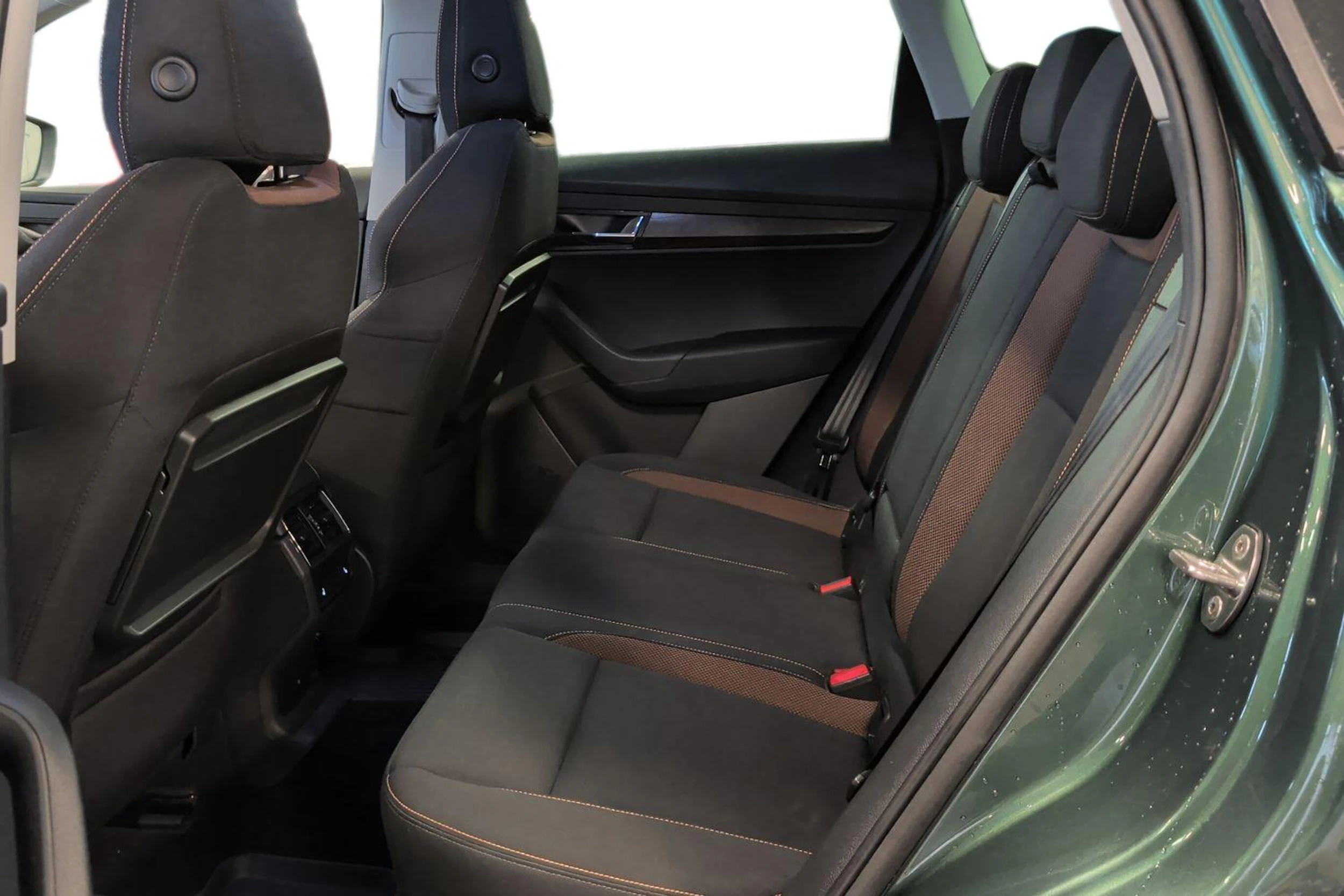 vihreä Skoda Karoq 2019 kuva 8.