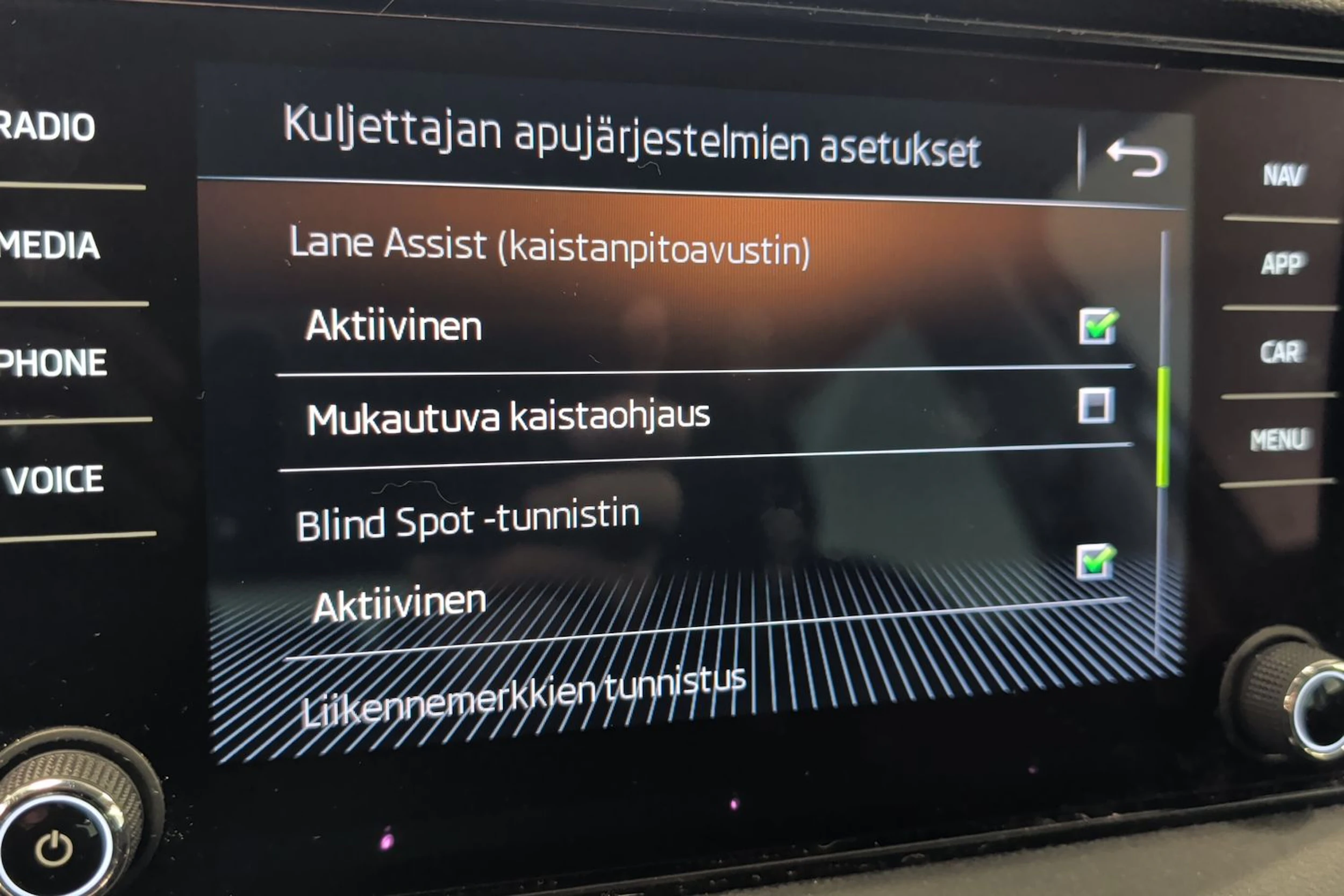 vihreä Skoda Karoq 2019 kuva 18.