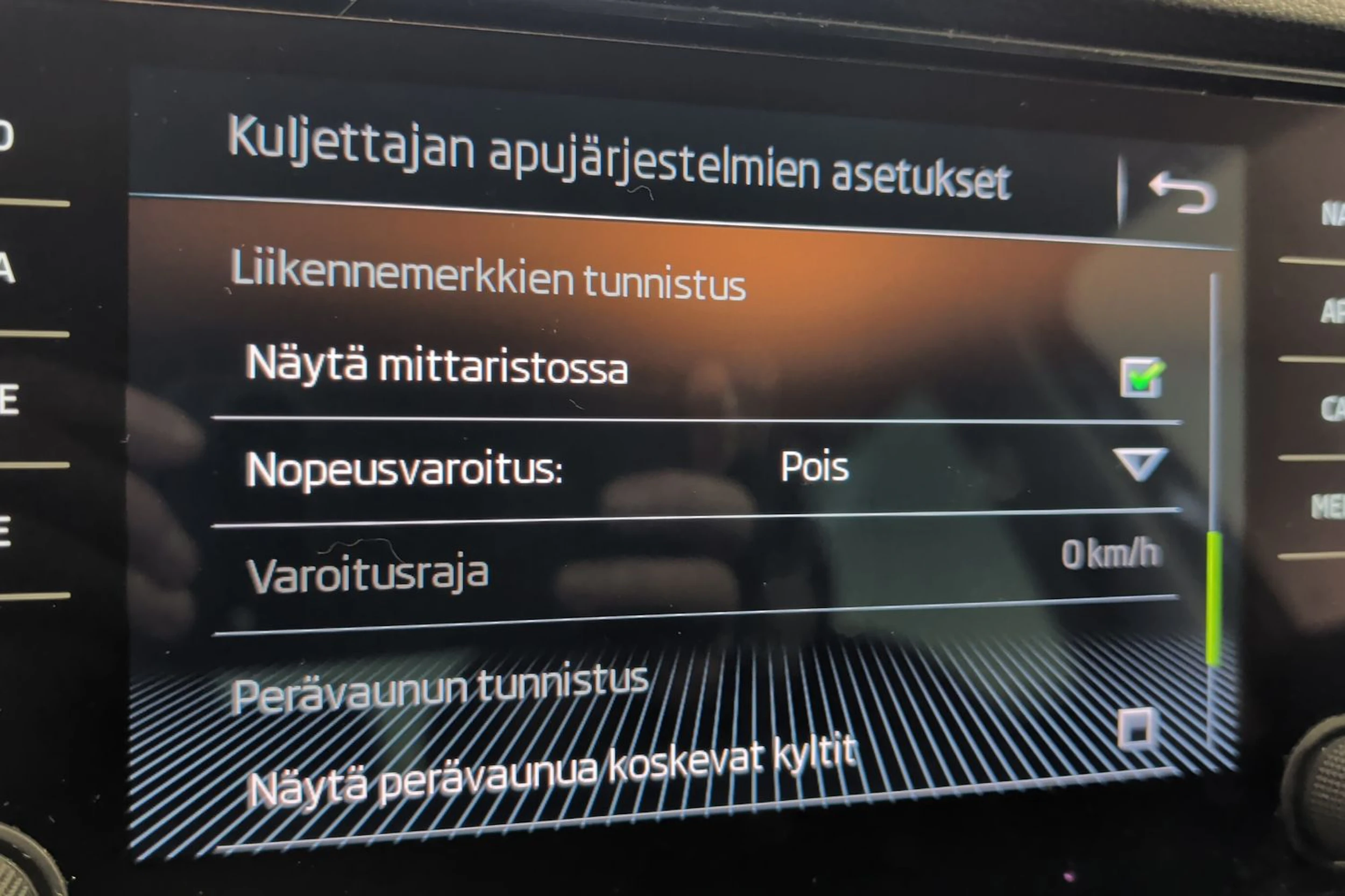 vihreä Skoda Karoq 2019 kuva 19.