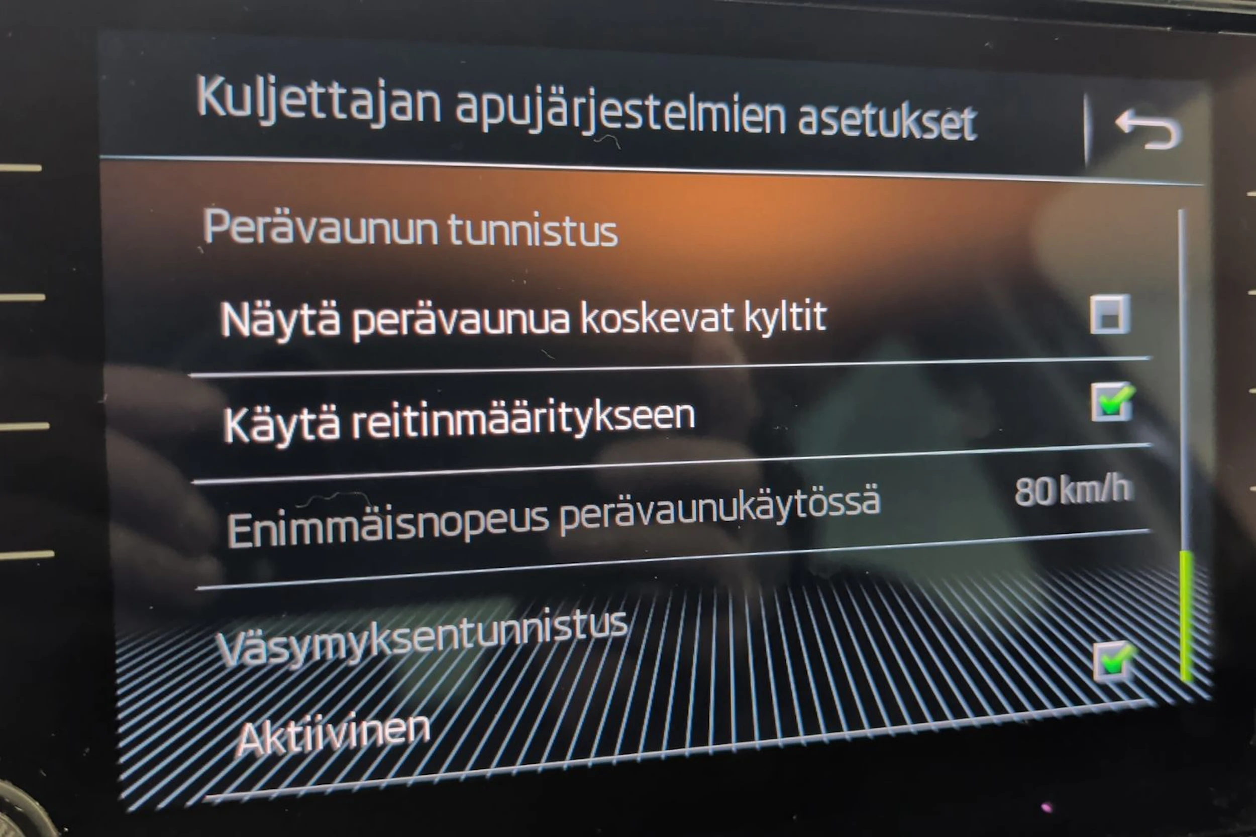 vihreä Skoda Karoq 2019 kuva 20.