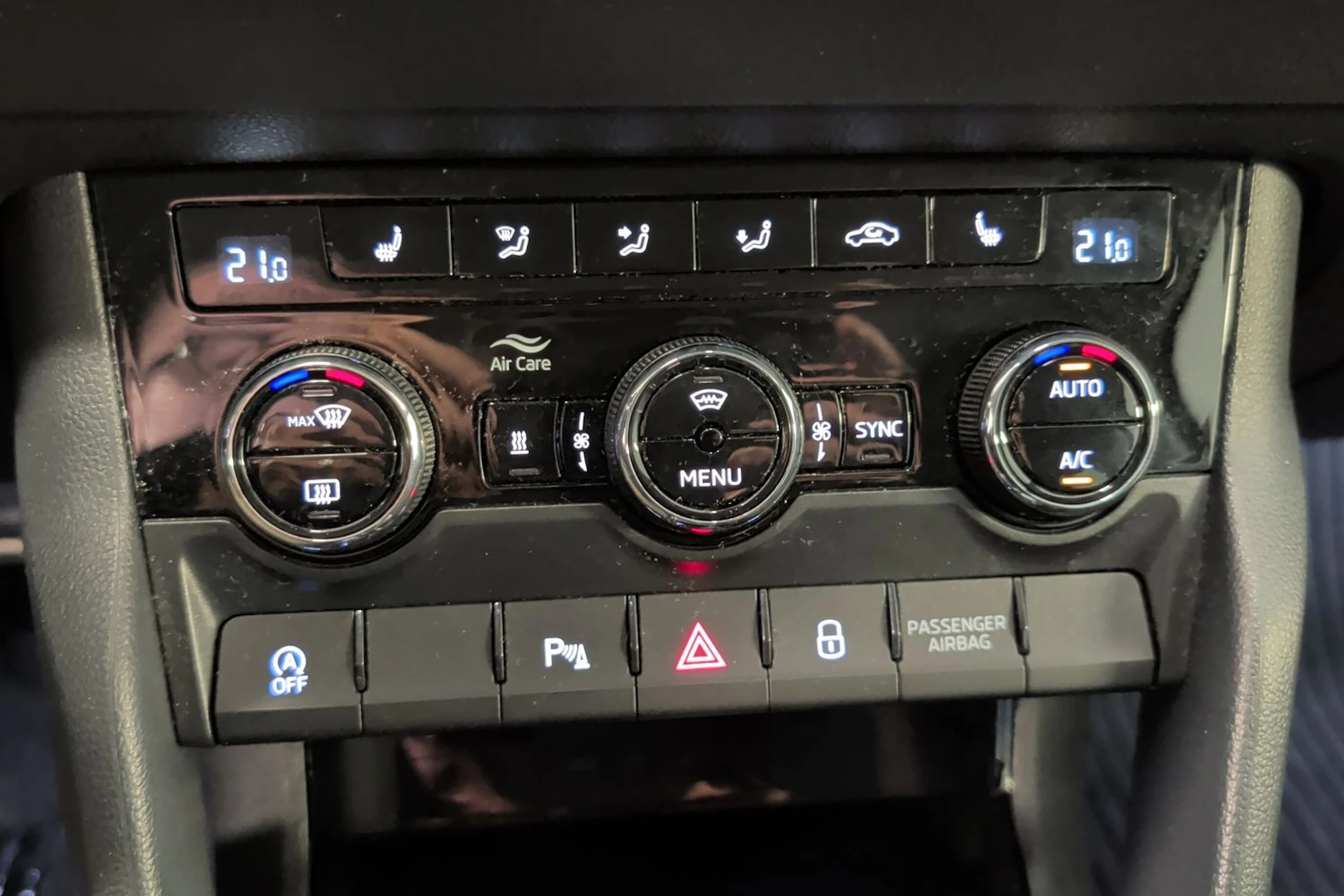 vihreä Skoda Karoq 2019 kuva 23.