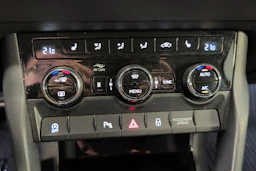 vihreä Skoda Karoq 2019 kuva 23.
