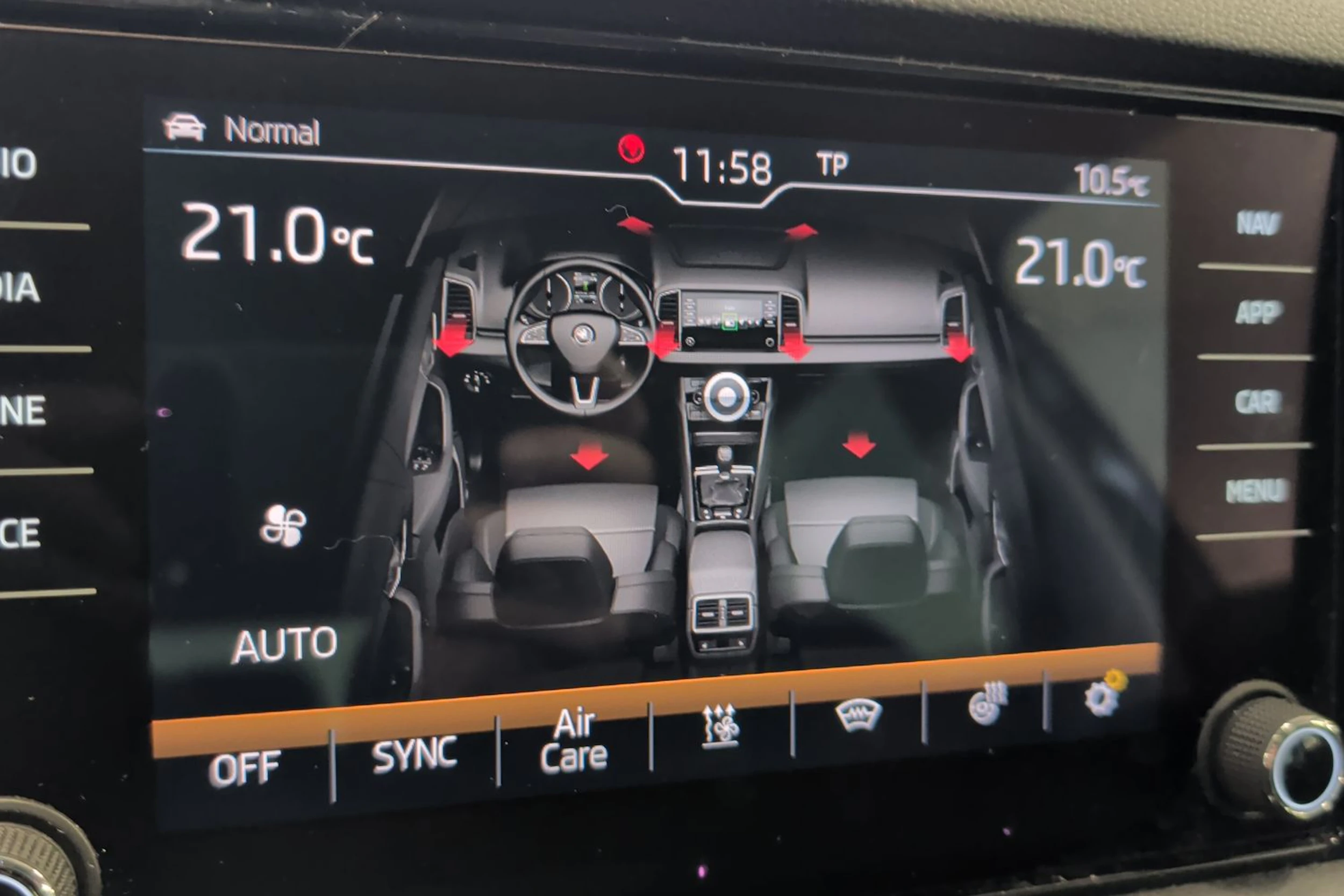 vihreä Skoda Karoq 2019 kuva 24.