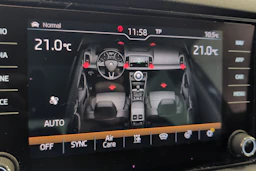 vihreä Skoda Karoq 2019 kuva 24.