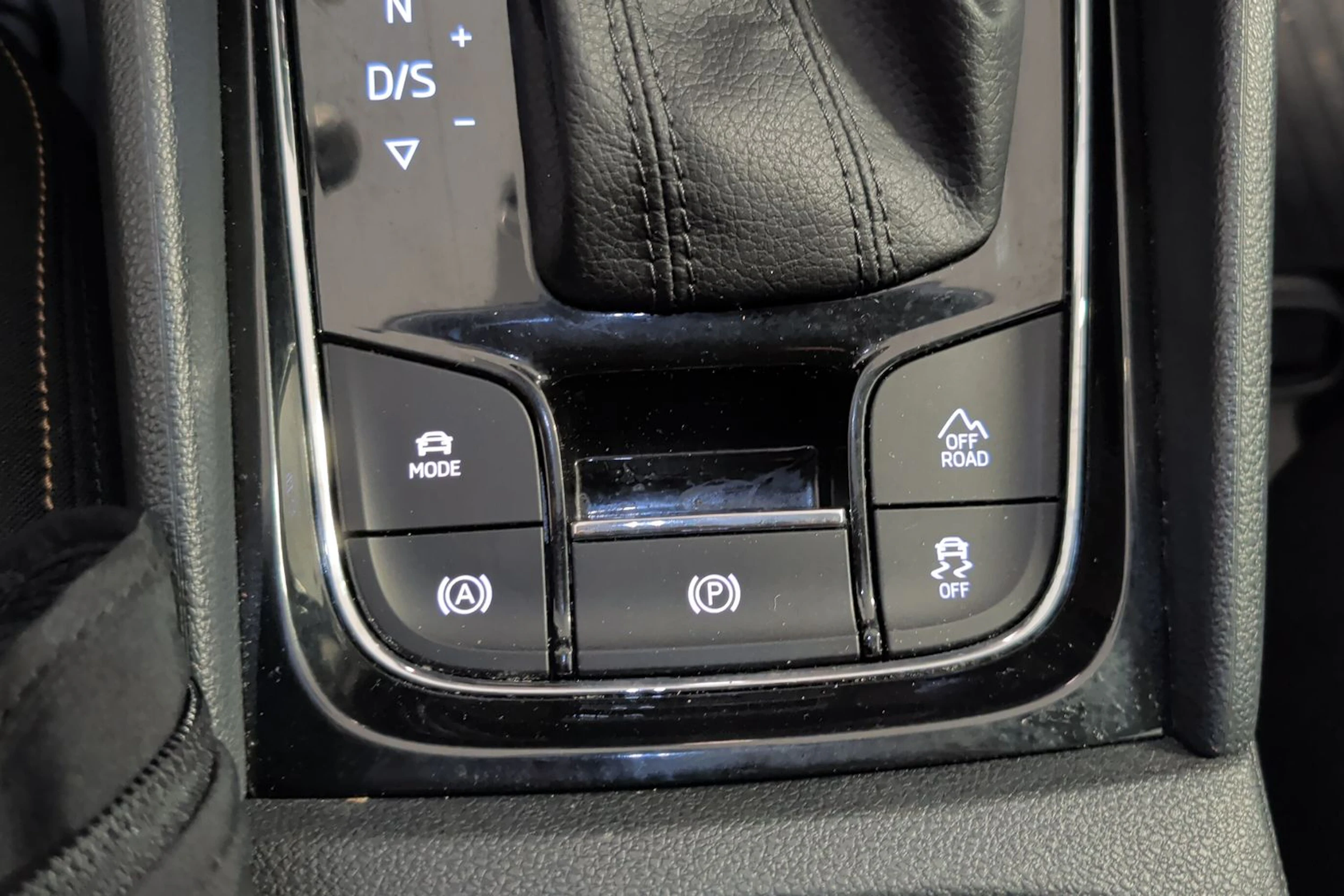 vihreä Skoda Karoq 2019 kuva 26.