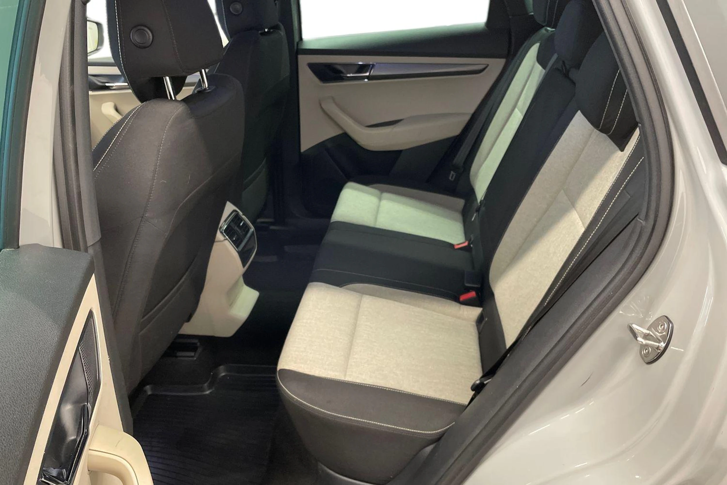 Harmaa Skoda KAROQ 2019 kuva 11.