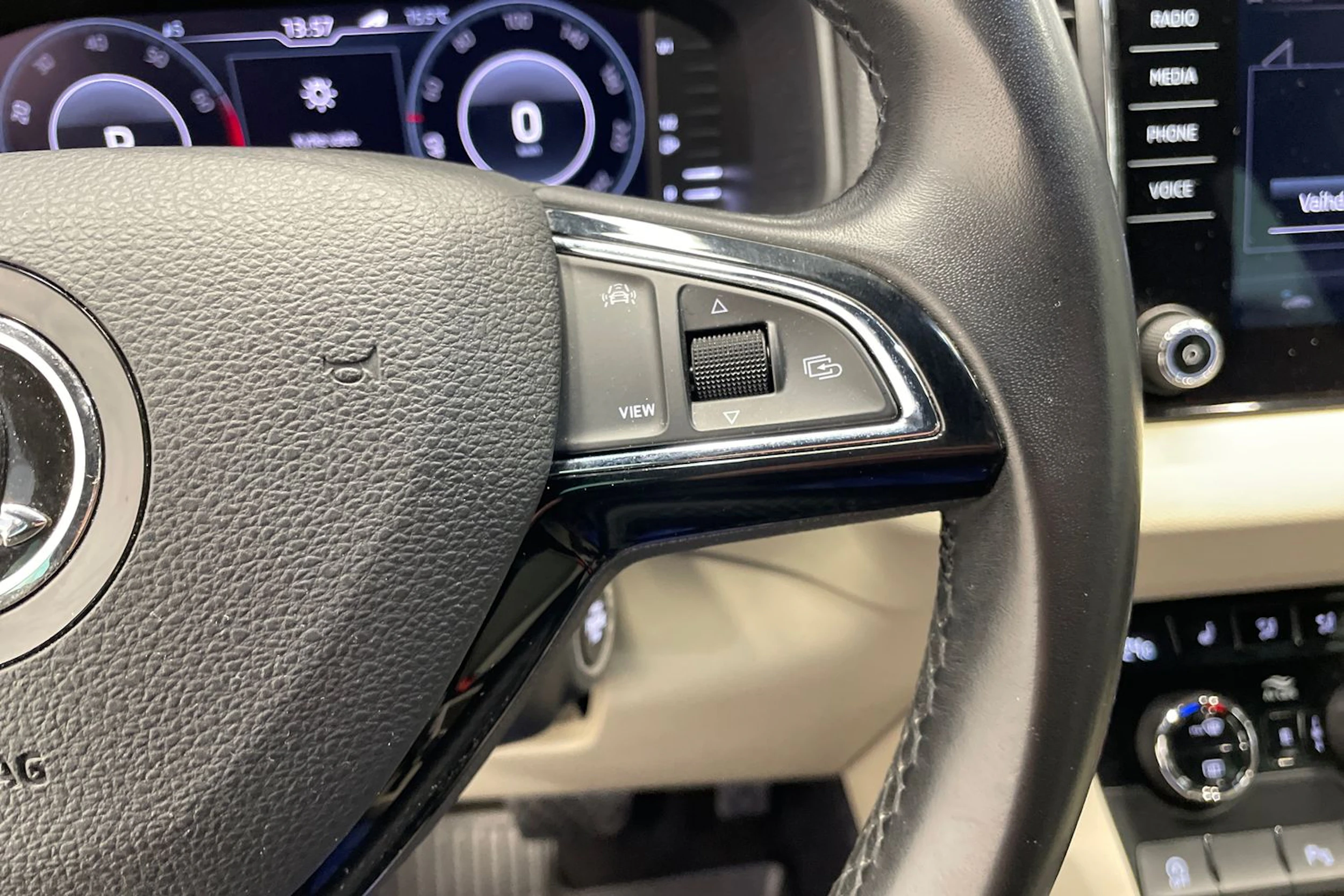 Harmaa Skoda KAROQ 2019 kuva 16.
