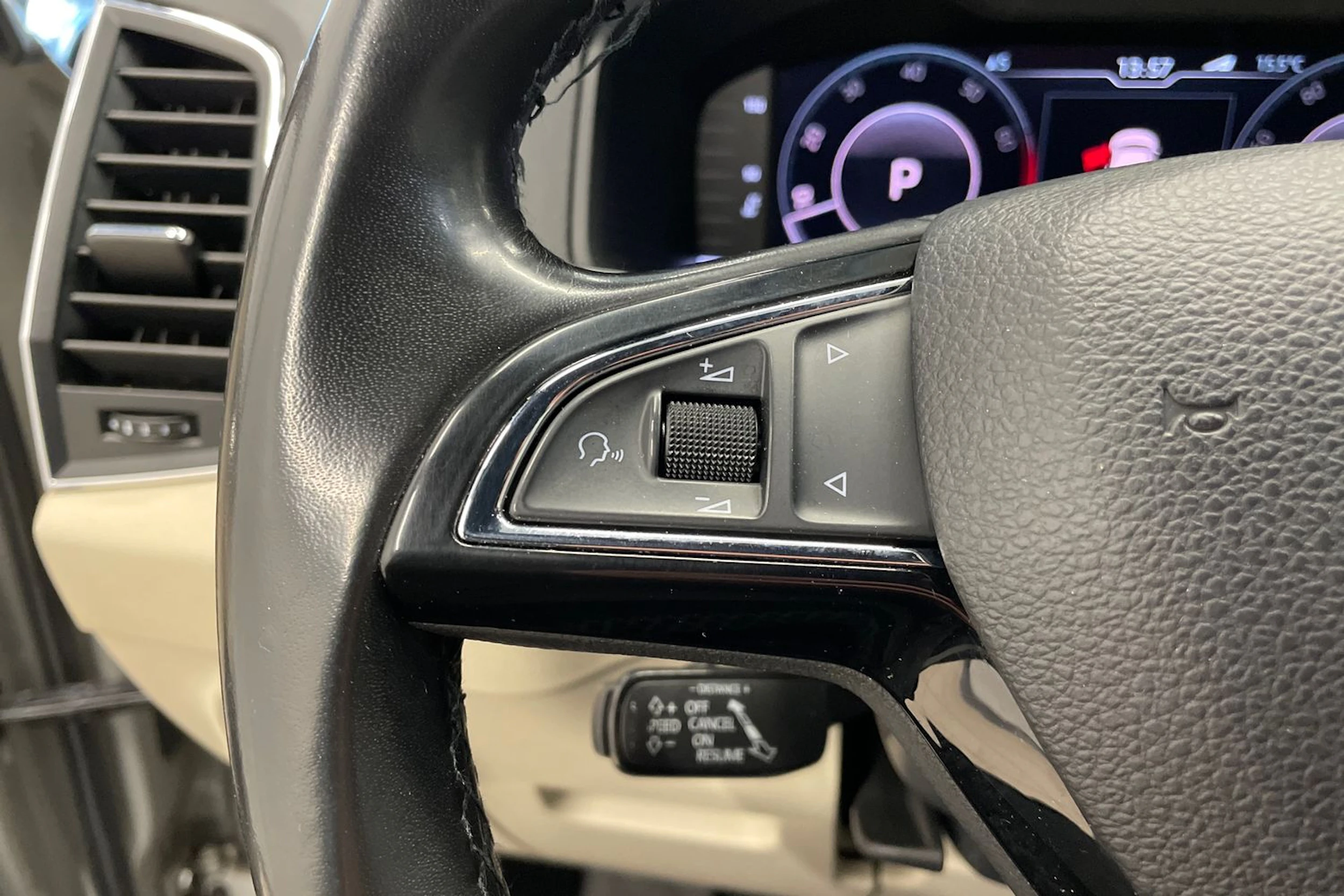 Harmaa Skoda KAROQ 2019 kuva 17.