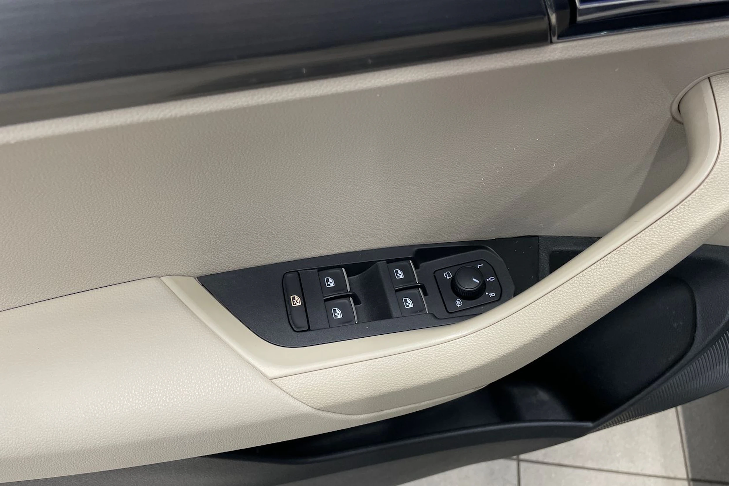 Harmaa Skoda KAROQ 2019 kuva 21.
