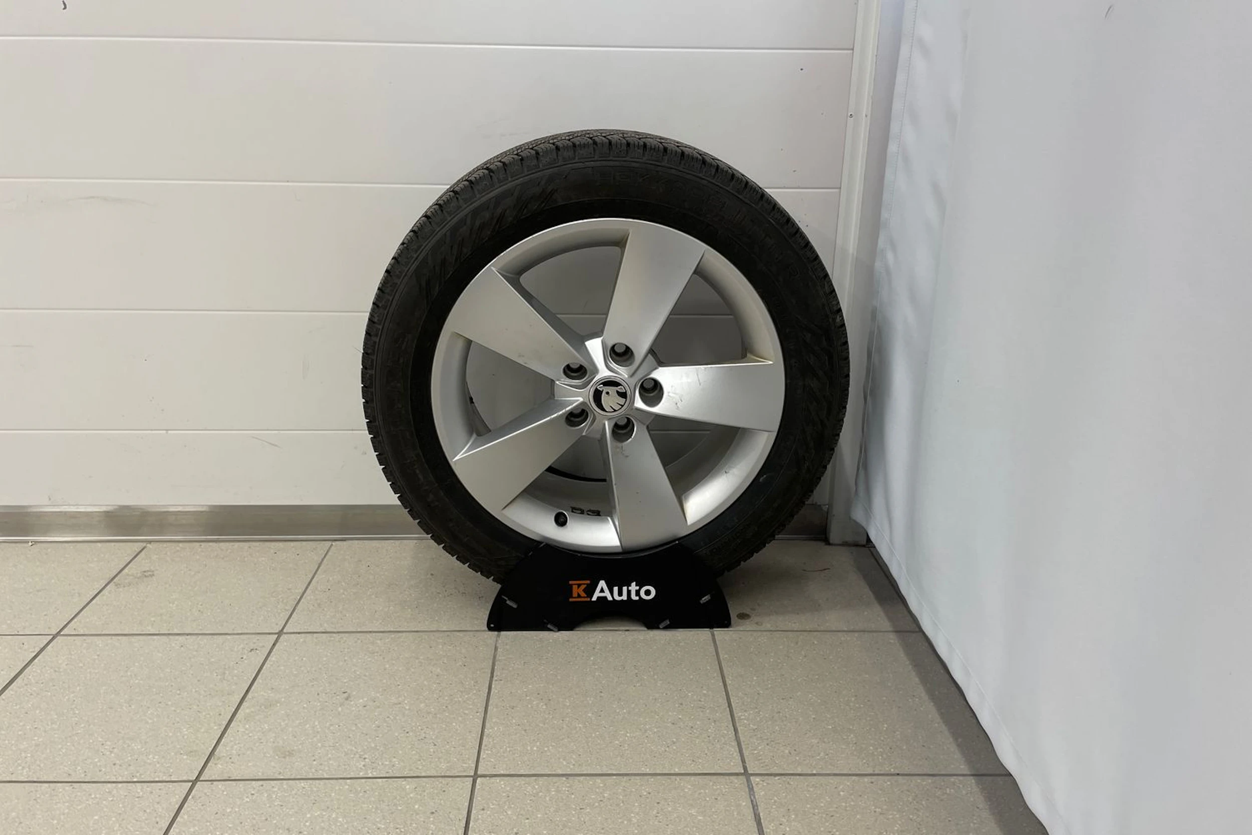 Harmaa Skoda KAROQ 2019 kuva 28.