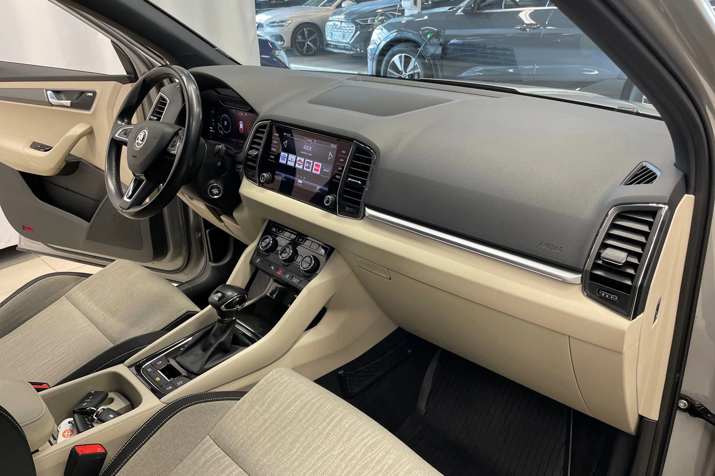 Harmaa Skoda KAROQ 2019 kuva 30.