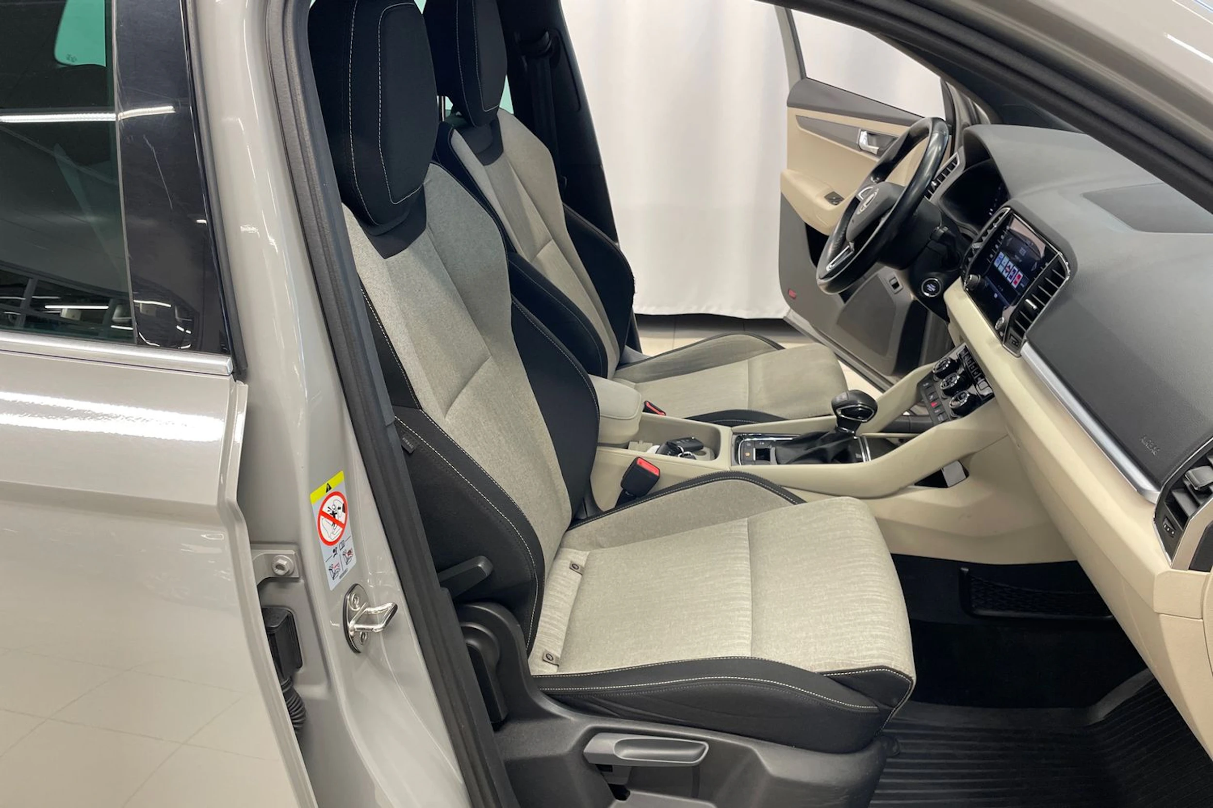 Harmaa Skoda KAROQ 2019 kuva 31.